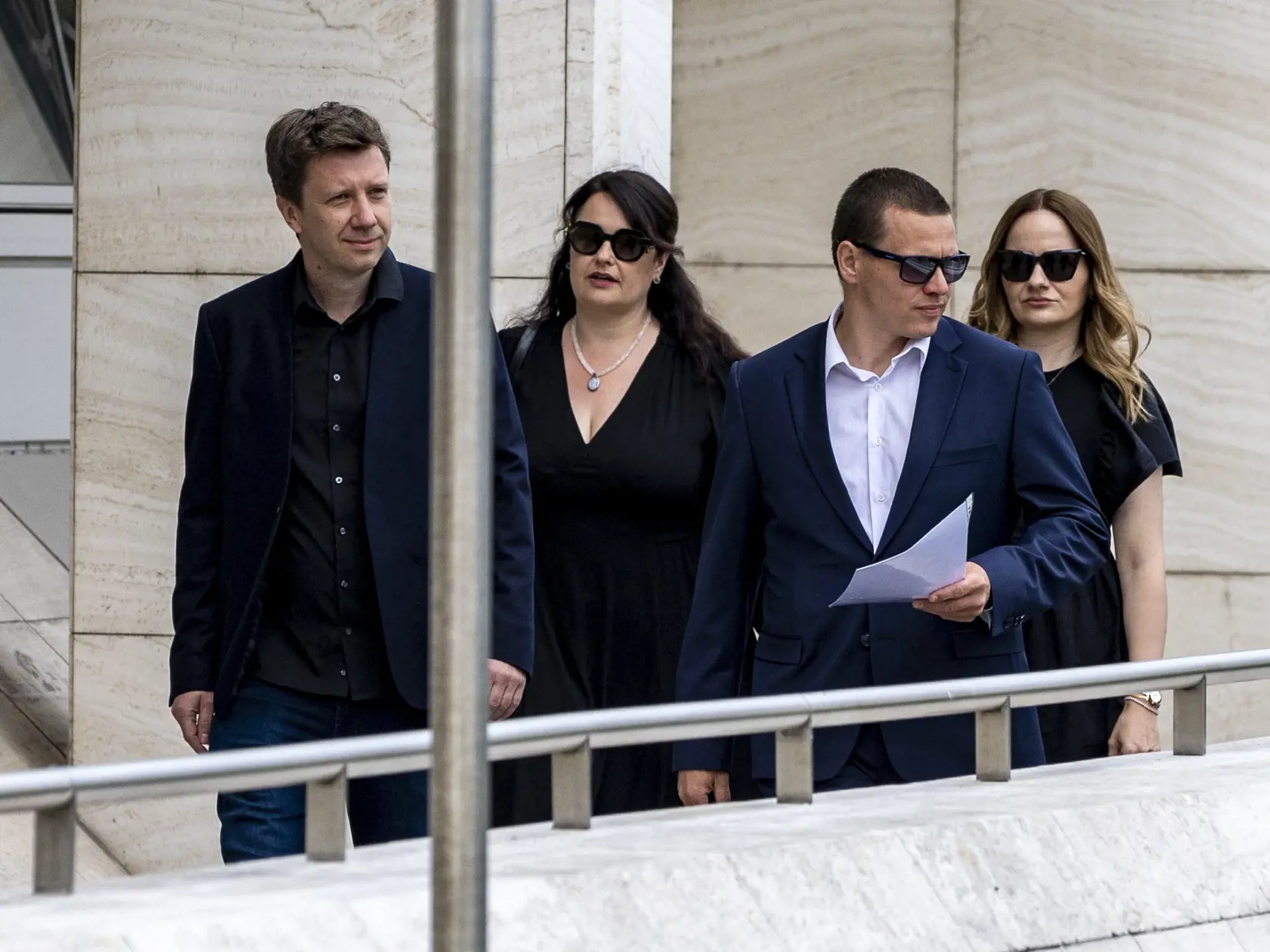 Na snímke je príchod kolegov hercov na poslednú rozlúčku s Danielom Heribanom. na snímke je Zuzana Kubovčíková Šebová, Michal Kubovčík, Petra Polnišová a Juraj Brocko.