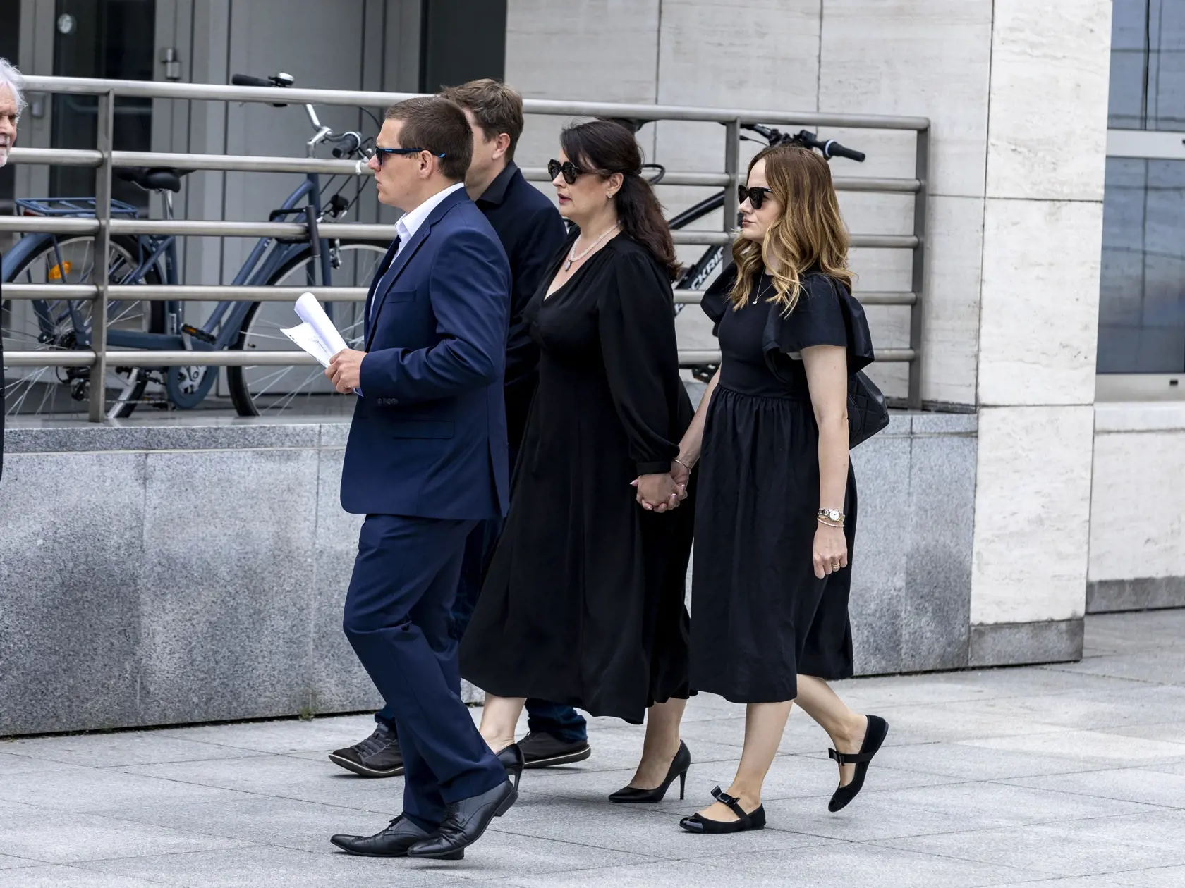 Na snímke je príchod kolegov hercov na poslednú rozlúčku s Danielom Heribanom. Na snímke je Zuzana Kubovčíková Šebová, Michal Kubovčík, Petra Polnišová a Juraj Brocko. 