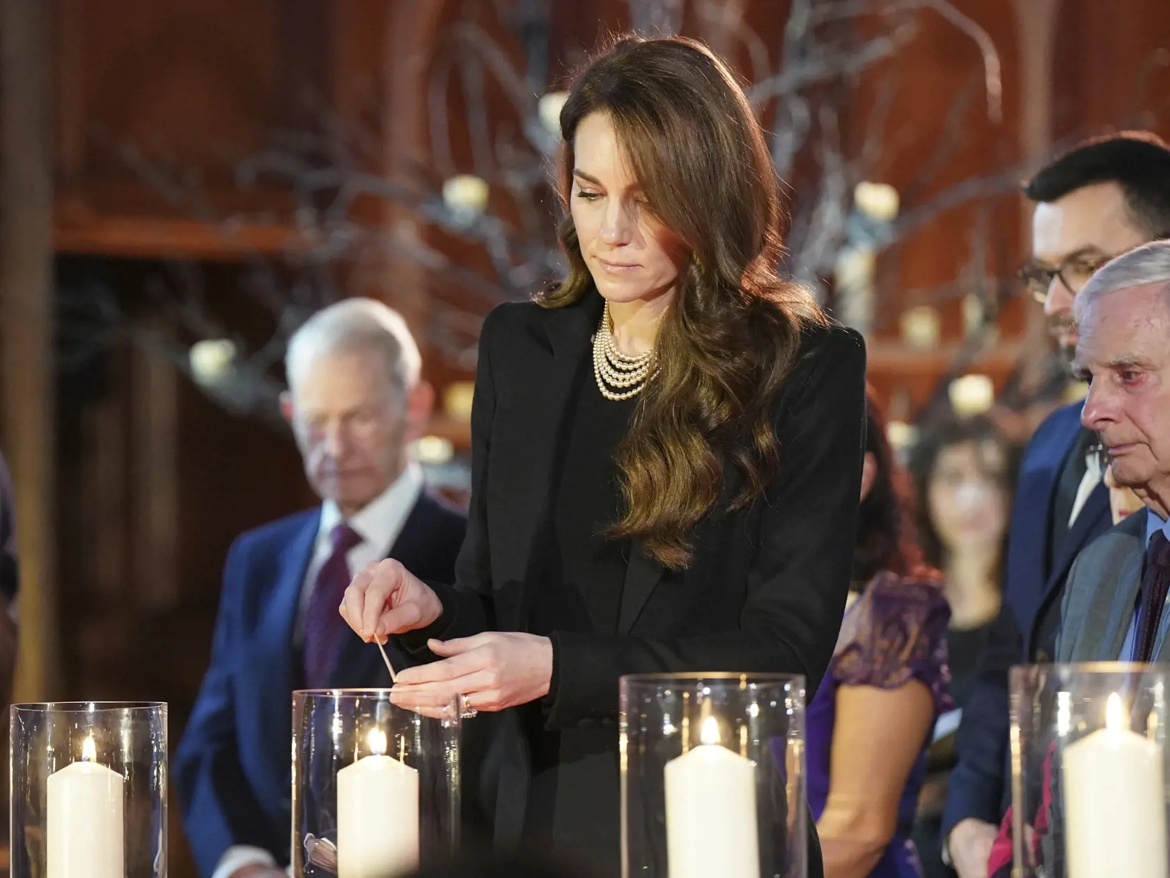 Kate, princezná z Walesu zapaľuje sviečku v Londýne pri príležitosti 80. výročia oslobodenia bývalého nacistického koncentračného tábora Auschwitz-Birkenau a Medzinárodného dňa pamiatky obetí holokaustu v pondelok 27. januára 2025. FOTO TASR/AP
