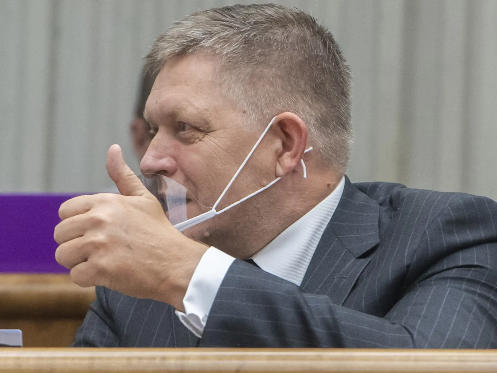 Na snímke je poslanec parlamentu SR Robert Fico (Smer-SD) počas mimoriadnej schôdze NR SR.