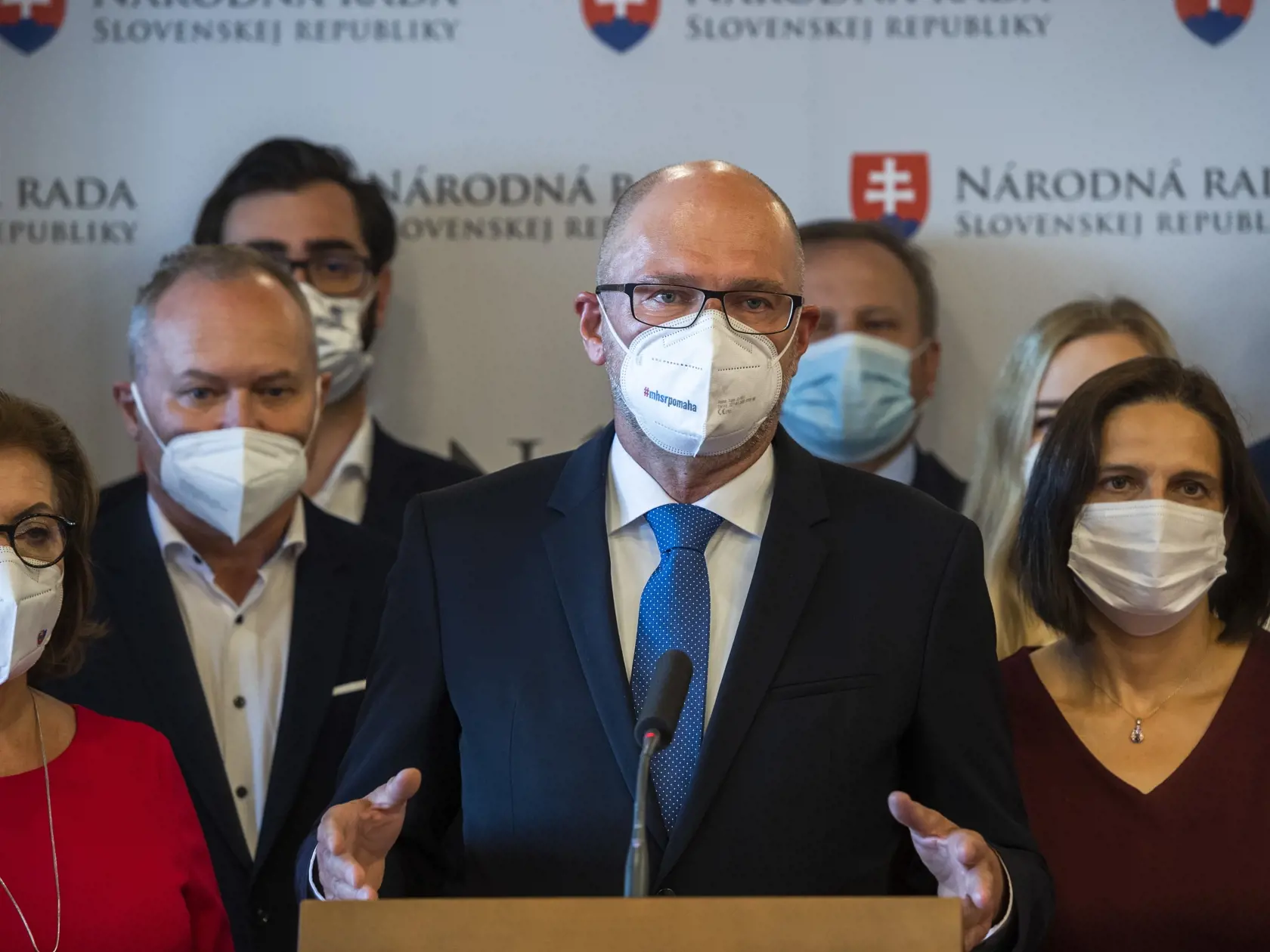 Na snímke je uprostred predseda SaS a minister hospodárstva SR Richard Sulík, vpravo ministerka spravodlivosti SR Mária Kolíková a vľavo predsedníčka poslaneckého klubu SaS Anna Zemanová počas tlačovej konferencie strany Sloboda a Solidarita.