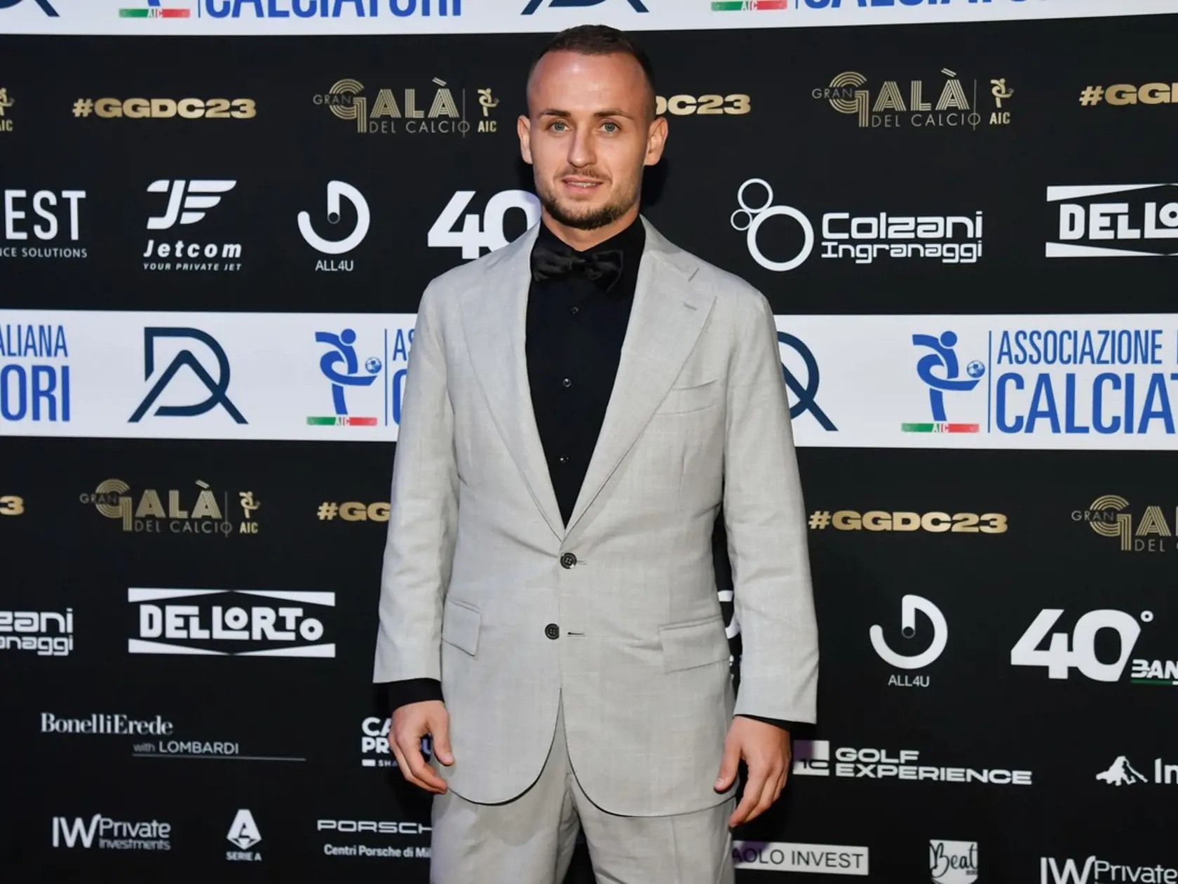Slovenskému futbalistovi Stanislavovi Lobotkovi sa dostalo obrovskej pocty, keď sa umiestnil v najlepšej jedenástke Série A za minulú sezónu 2022/2023.