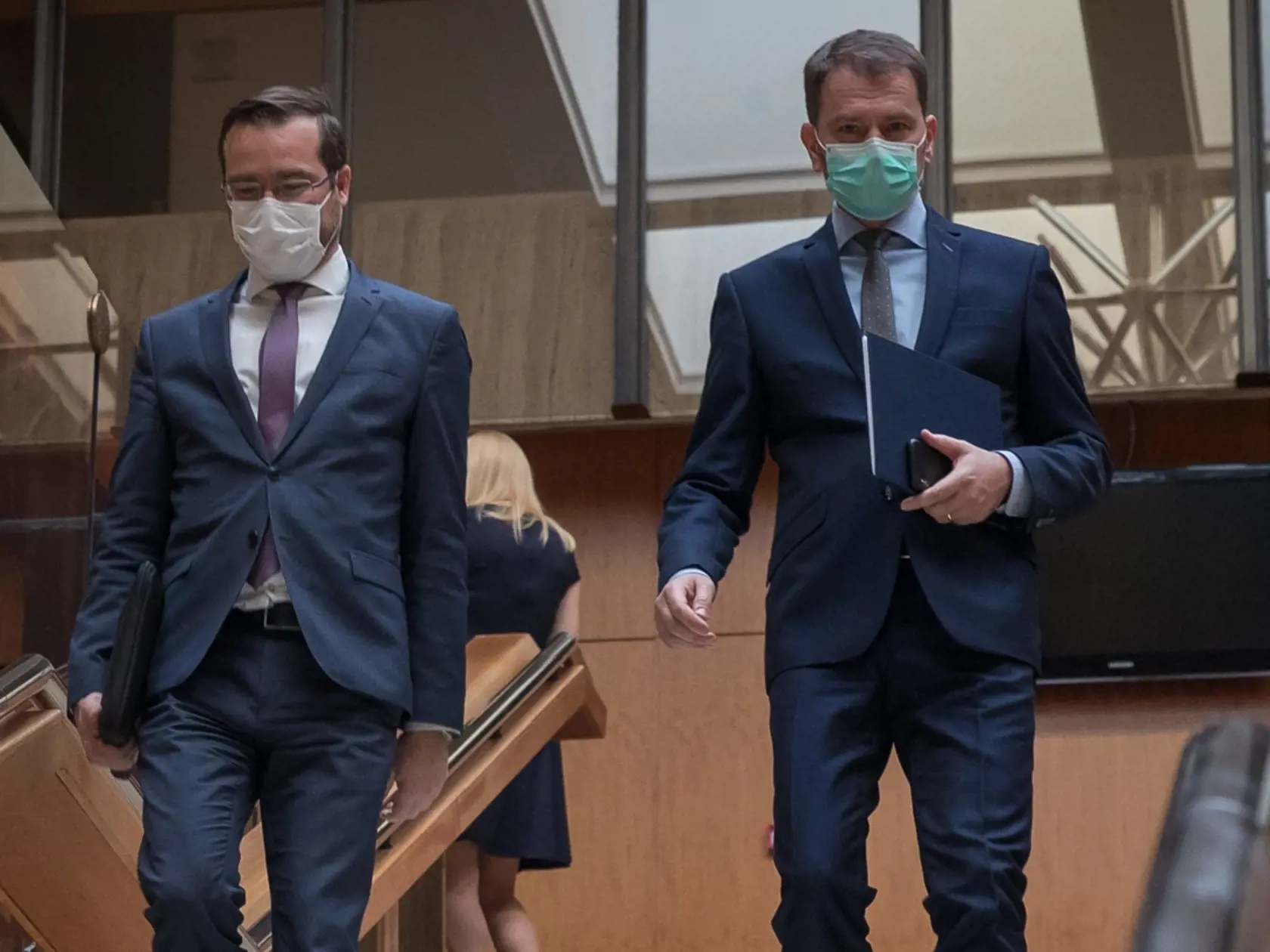 Zasadnutie krízového štábu na Ůrade Vlády SR. Na snímke je pravdepodobne budúci minister zdravotníctva Marek Krajčí a budúci premiér Igor Matovič.