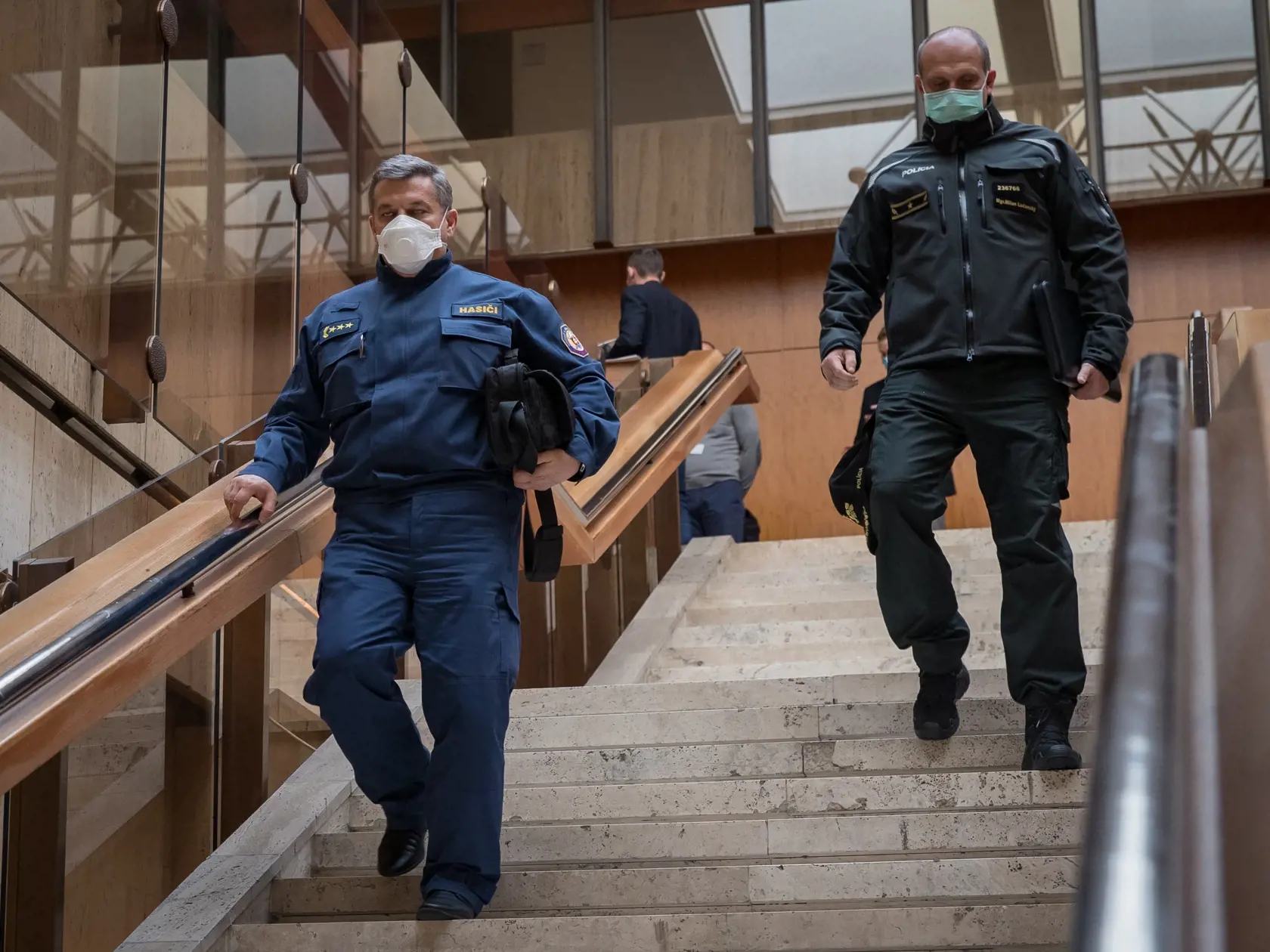 Zasadnutie krízového štábu na Ůrade Vlády SR. Na snímke zľava je prezident hasičského a záchranného zboru Pavol Nereča a prezident policajného zboru Milan Lučanský.