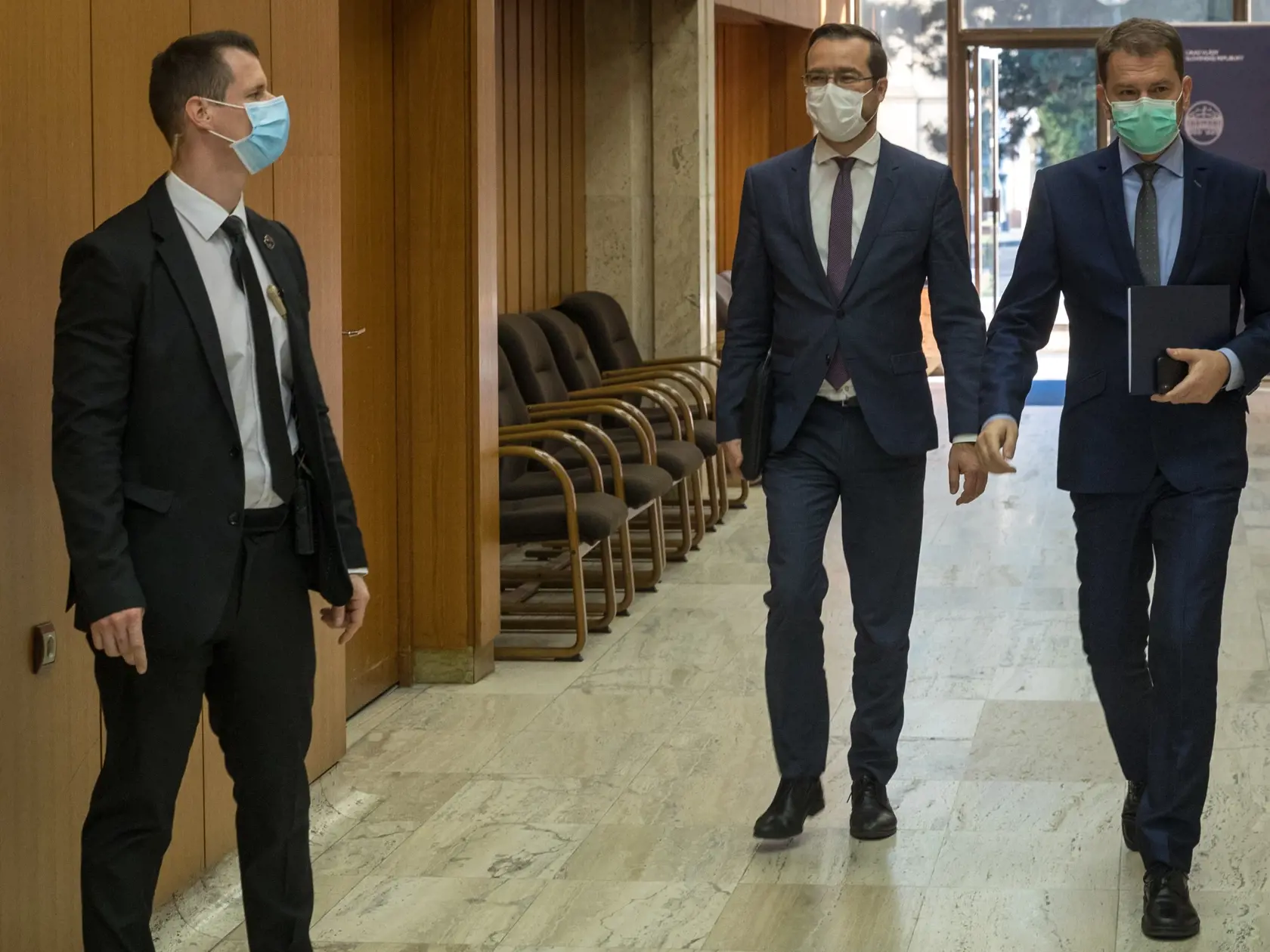 Zasadnutie krízového štábu na Ůrade Vlády SR. Na snímke je pravdepodobne budúci minister zdravotníctva Marek Krajčí a budúci premiér Igor Matovič.
