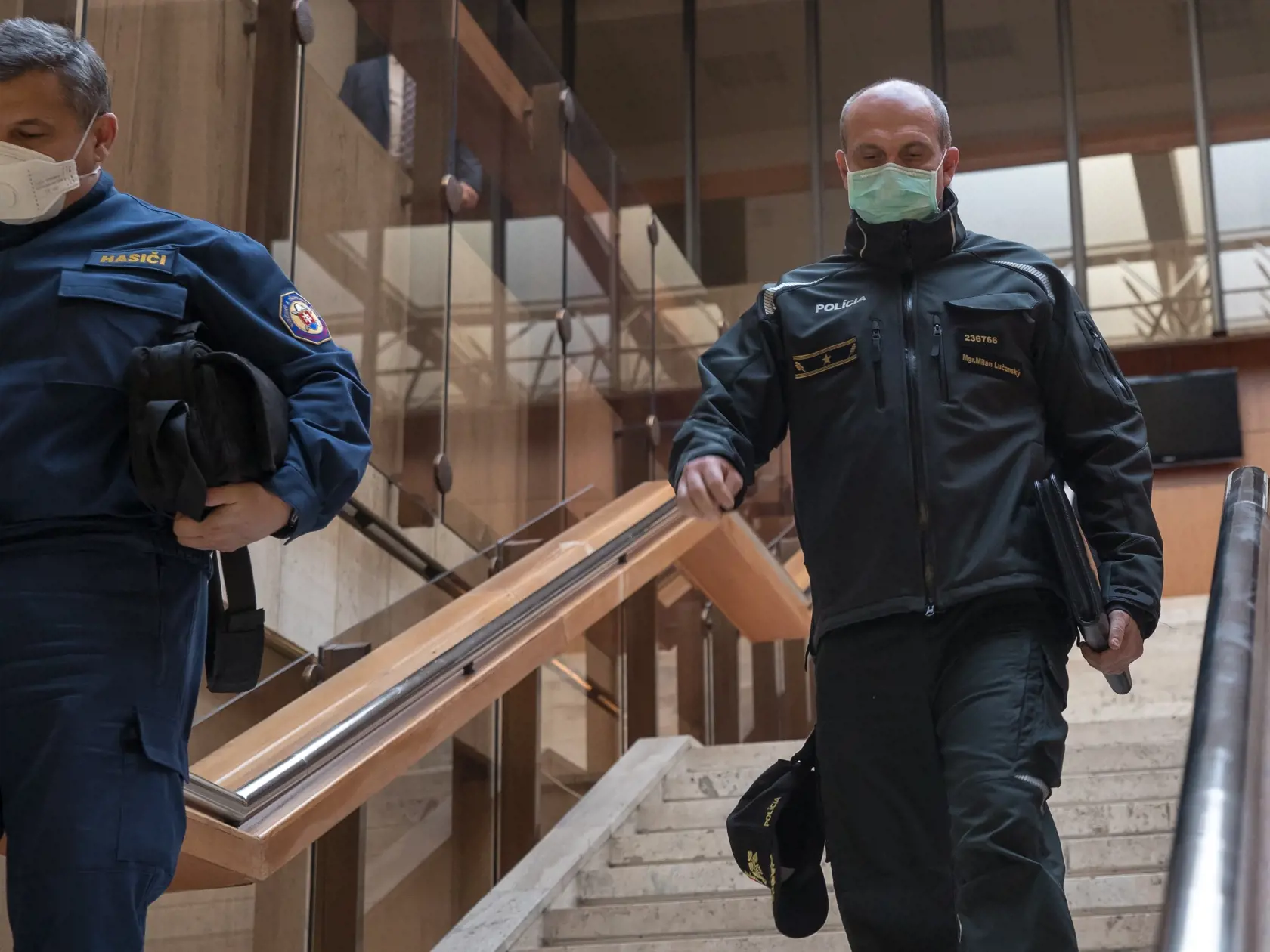 Zasadnutie krízového štábu na Ůrade Vlády SR. Na snímke zľava je prezident hasičského a záchranného zboru Pavol Nereča a prezident policajného zboru Milan Lučanský.