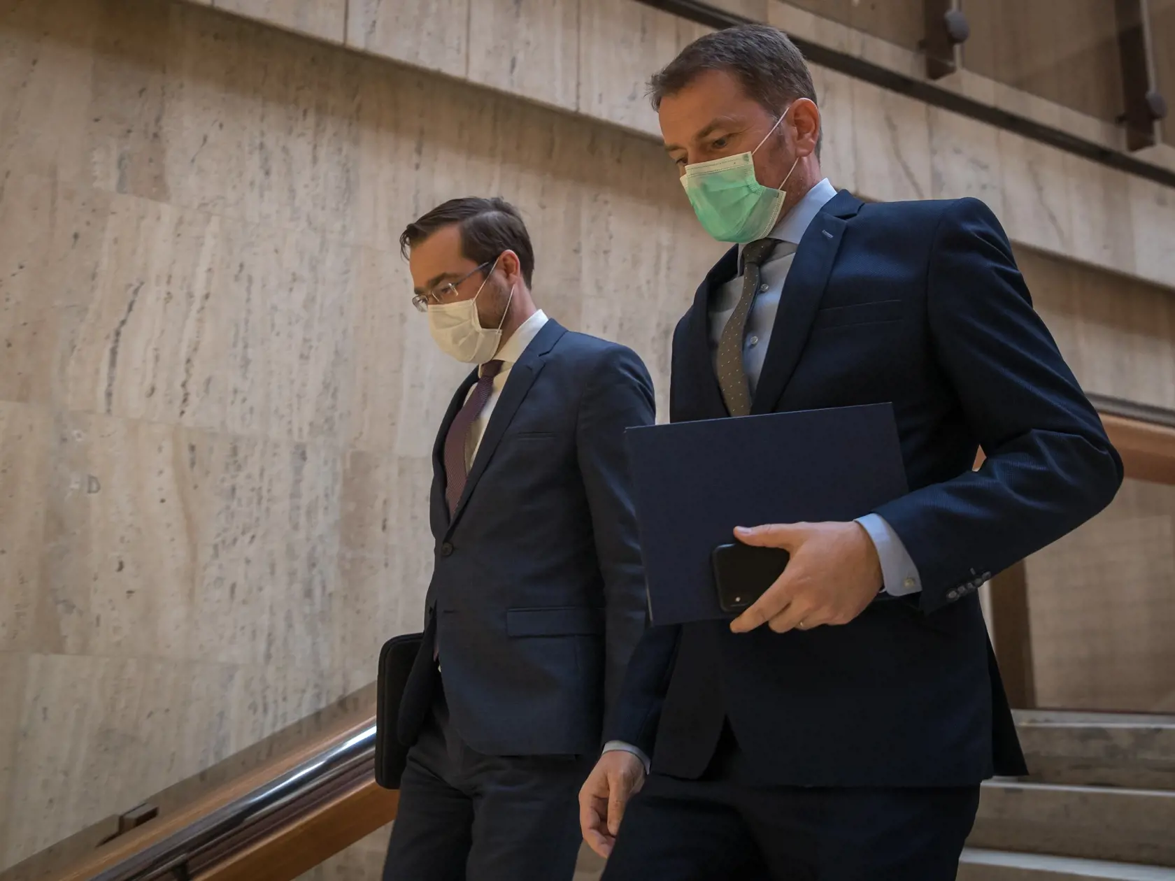 Zasadnutie krízového štábu na Ůrade Vlády SR. Na snímke je pravdepodobne budúci minister zdravotníctva Marek Krajčí a budúci premiér Igor Matovič.