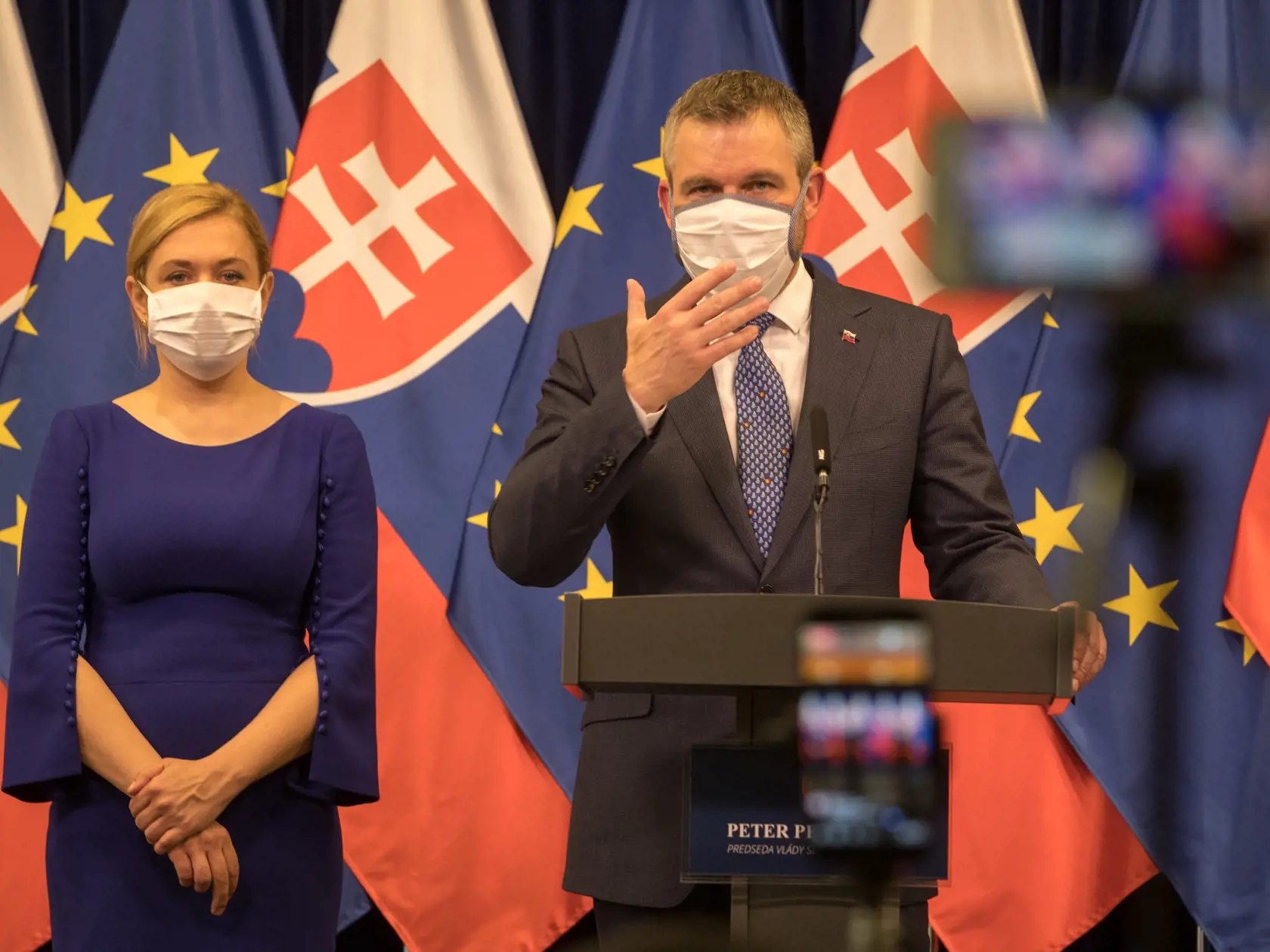 Zasadnutie krízového štábu na Ůrade Vlády SR. Na snímke je ministerka vnútra Denisa Saková a premiér Peter Pellegrini.