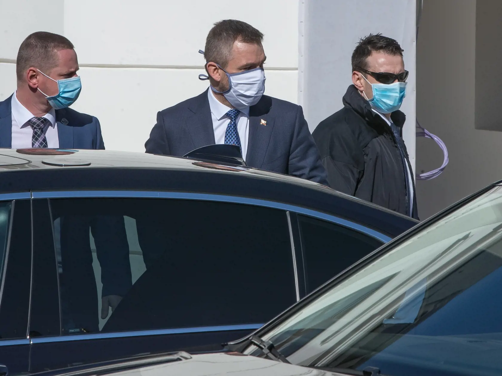 Sučasný premiér Peter Pellegrini a jeho pravdepodobný nástupca Igor Matovič počas odchodu z Prezidentského paláca v Bratislave, kde sa stretli s prezidentkou Zuzanou Čaputovou. Na snímke v strede je Peter Pellegrini.