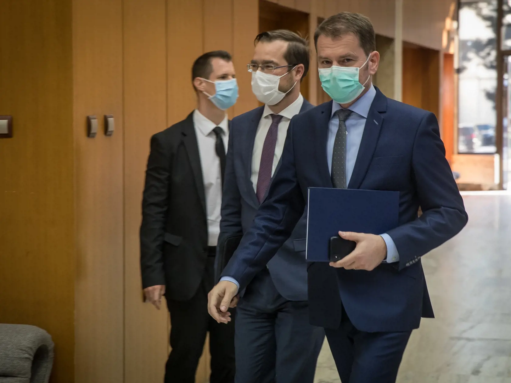 Zasadnutie krízového štábu na Ůrade Vlády SR. Na snímke je pravdepodobne budúci minister zdravotníctva Marek Krajčí a budúci premiér Igor Matovič.