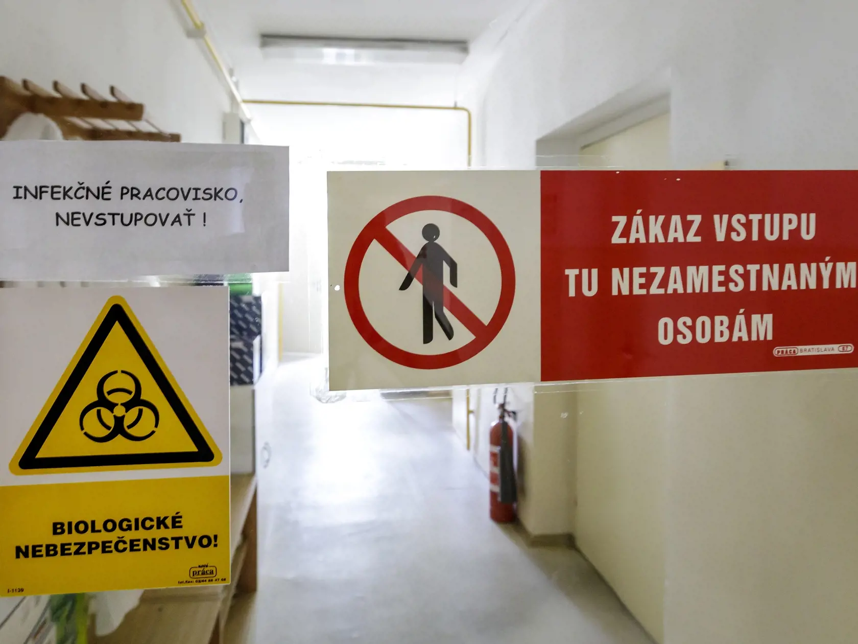 Na snímke je vstup na pracovisko, kde pripravujú vzorky vody z ČOV pred analýzou na prítomnosť vírusu SARS-CoV-2.