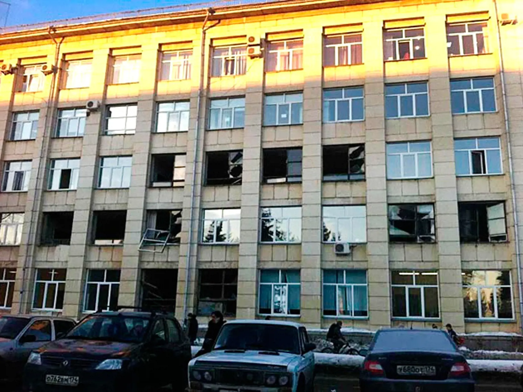 Tlaková vlna rozbíjala okná. Črepy zranili stovky ľudí.