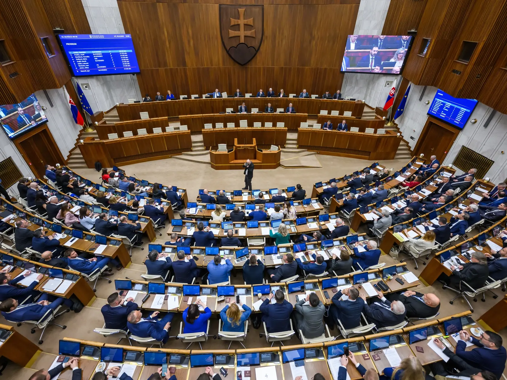 Na snímke plénum počas 33. schôdze NR SR v Bratislave 25. marca 2025.