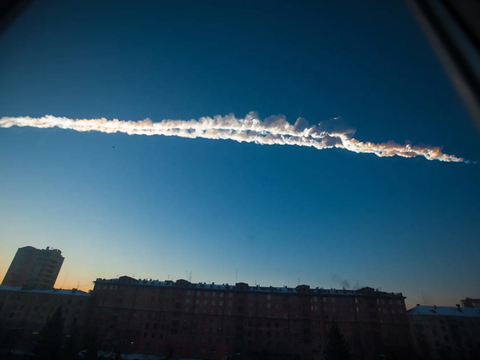 Meteor po sebe zanechal dymovú stopu.