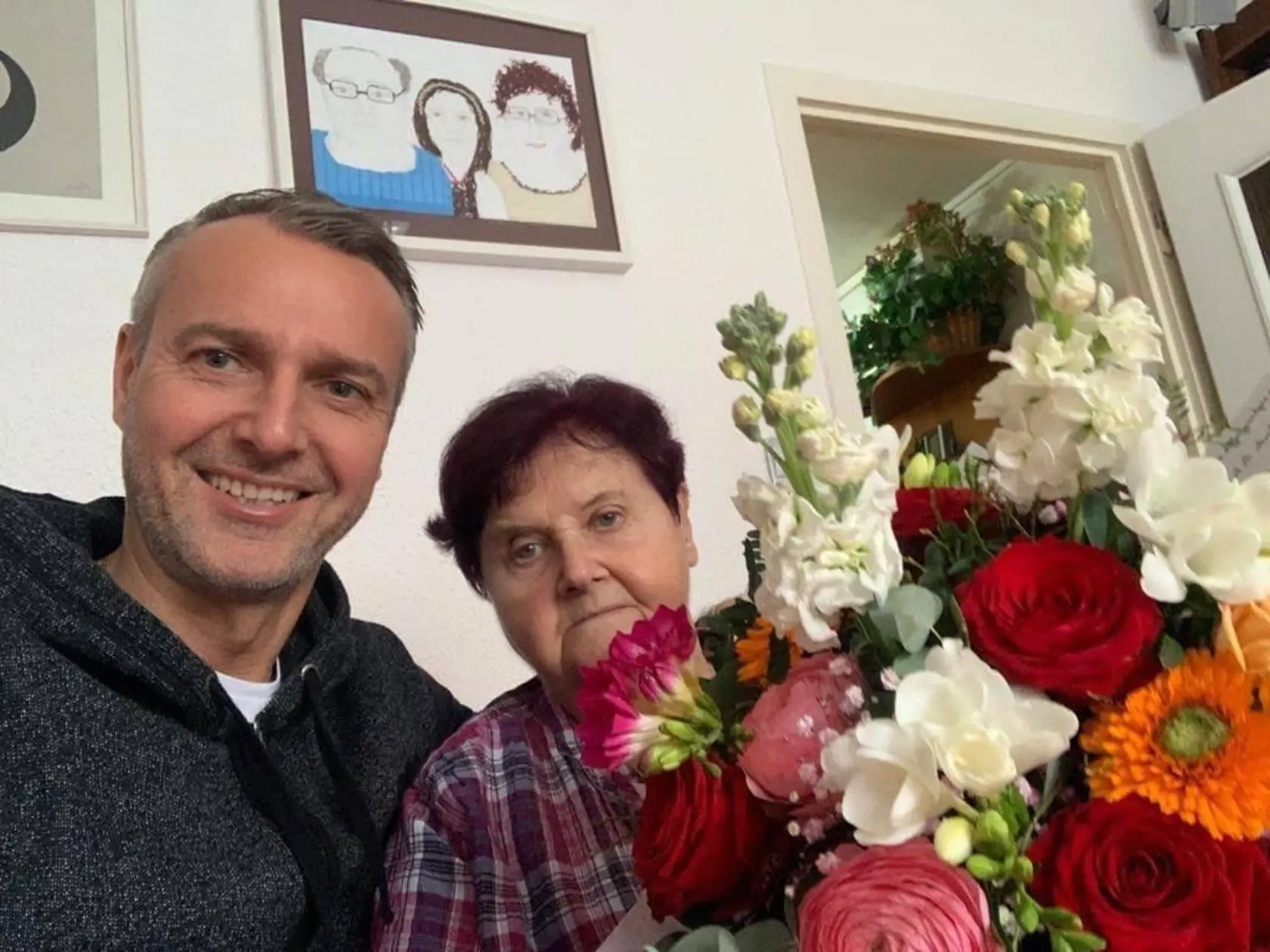 Richard Raši pridal archívnu fotografiu so svojou mamou, ktorú si veľmi váži a často navštevuje.