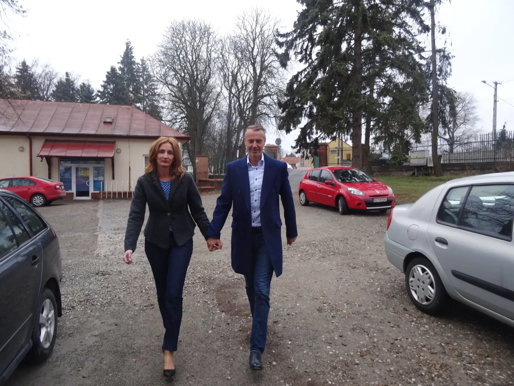 Richard Raši s manželkou Máriou mieria do volebnej miestnosti. (archív)