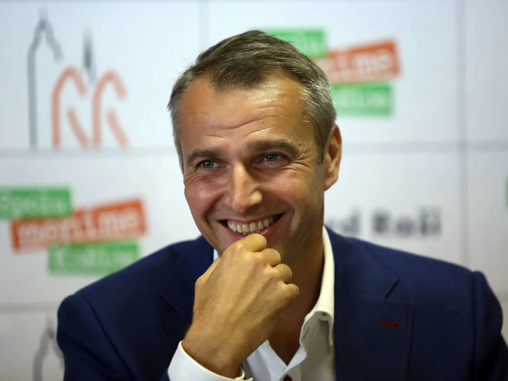 Richard Raši patrí medzi najkrajších politikov. Jeho babinec za otcom a manželom v danom smere nezaostáva. Dievčence by sa pokojne uživili ako modelky.