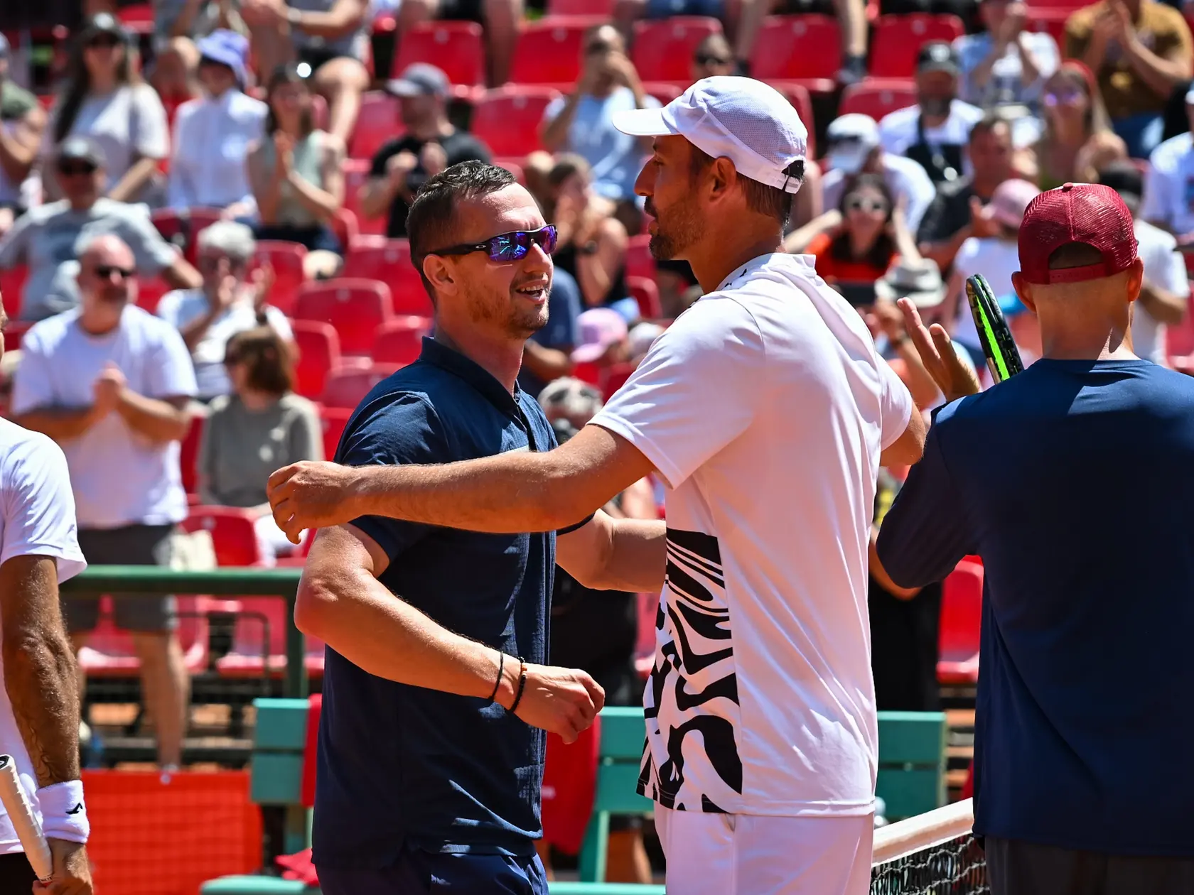 Na snímke zľava slovenskí tenisti Filip Polášek a Igor Zelenay sa objímajú počas rozlúčkového zápasu v rámci antukového challengerového turnaja Bratislava Open.