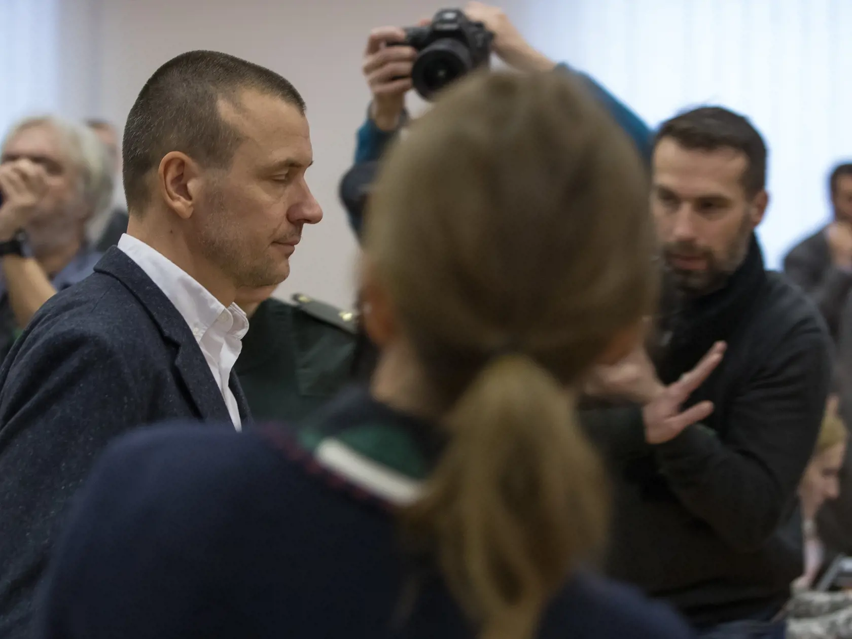Tretie pojednávanie na Špecializovanom trestnom súde v Pezinku vo veci vraždy investigatívneho novinára Jána Kuciaka a jeho snúbenice Martiny Kušnírovej. Na snímke vľavo je svedok Peter Tóth počas príchodu do pojednávacej siene po prerušení výsluchu.