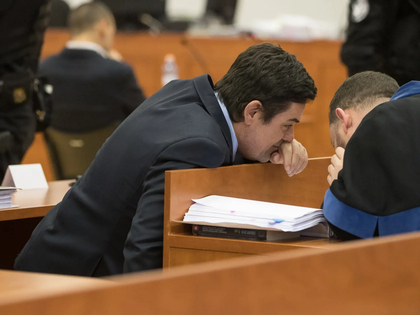 Tretie pojednávanie na Špecializovanom trestnom súde v Pezinku vo veci vraždy investigatívneho novinára Jána Kuciaka a jeho snúbenice Martiny Kušnírovej. Na snímke je Marián Kočner v rozhovore so svojim obhájcom Markom Parom počas výpovede Petra Tótha (v pozadí).