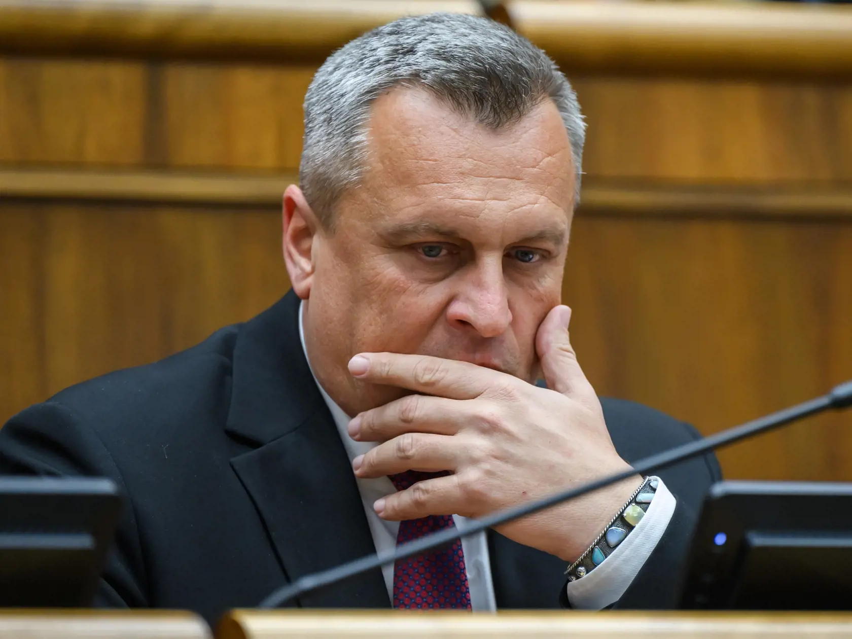 Na snímke podpredseda Národnej rady (NR) SR Andrej Danko (SNS) reaguje pred hlasovaním poslancov, ktorí na prvý pokus neotvorili mimoriadnu schôdzu parlamentu k zdravotníckemu a stavebnému zákonu v Bratislave v utorok 4. februára 2025.