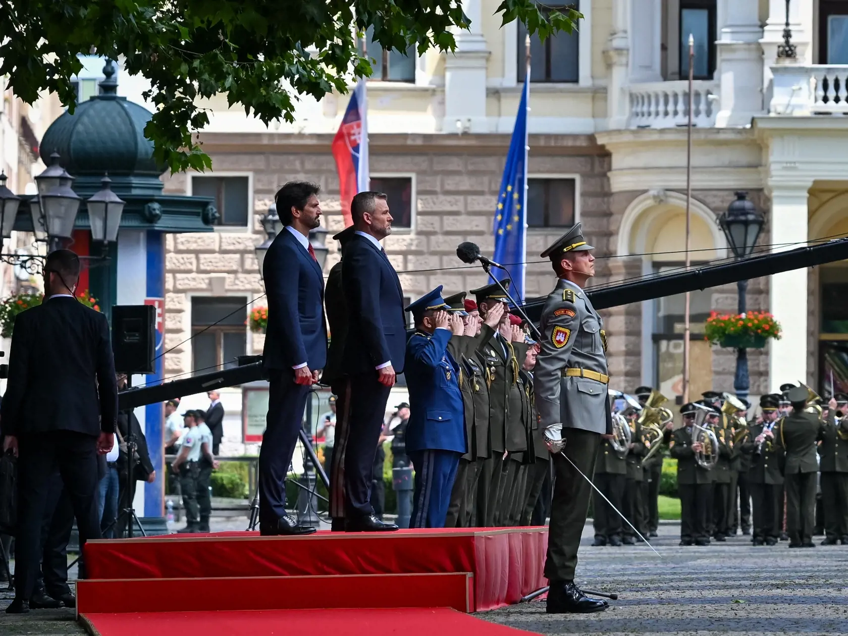 Na snímke uprostred zľava vicepremiér a minister obrany SR Robert Kaliňák (Smer-SD), prezident SR Peter Pellegrini počas prehliadky jednotiek Ozbrojených síl SR na Hviezdoslavovom námestí v Bratislave 15. júna 2024. FOTO TASR - Pavol Zachar
