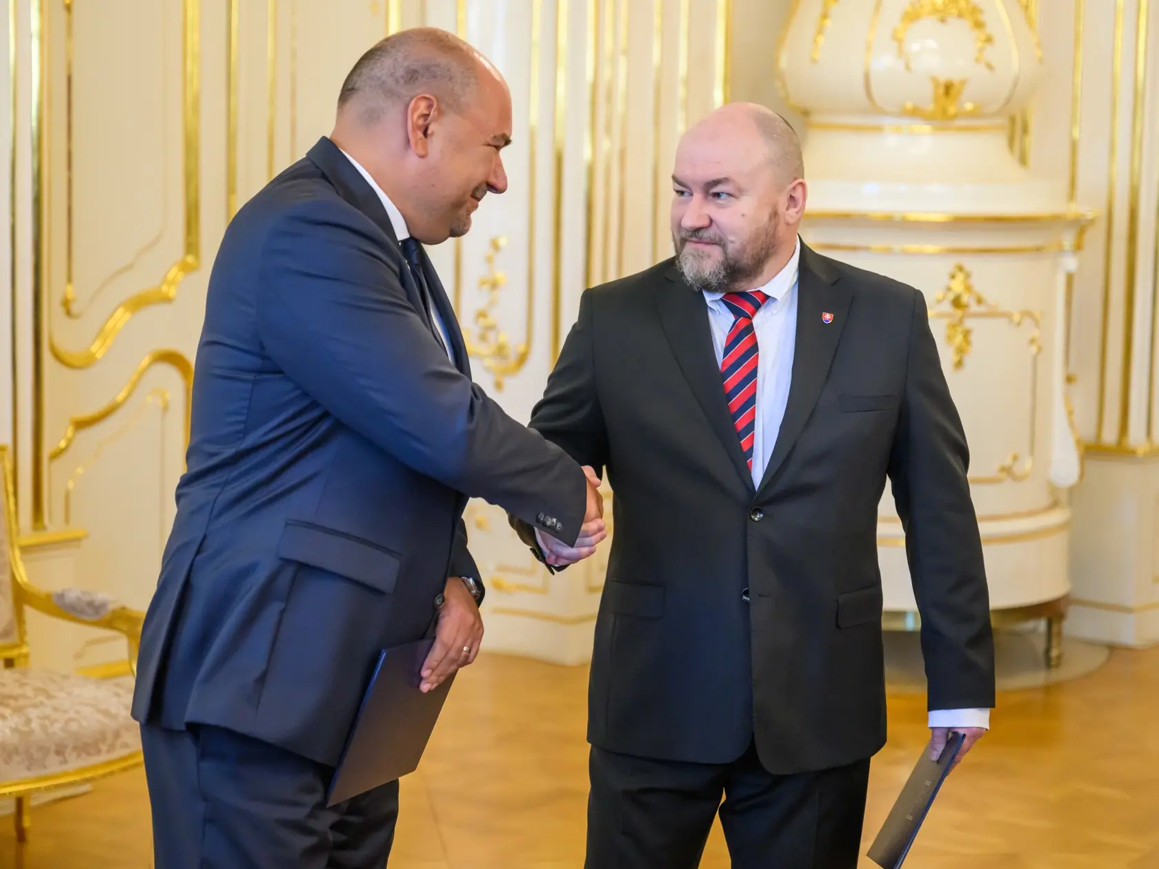 Na snímke zľava bývalý minister cestovného ruchu a športu SR Dušan Keketi (nominant SNS) a nový minister cestovného ruchu a športu SR Rudolf Huliak (nominant SMER-SD) počas vymenovania do funkcie ministra cestovného ruchu a športu v Prezidentskom paláci v Bratislave 5. marca 2025. 