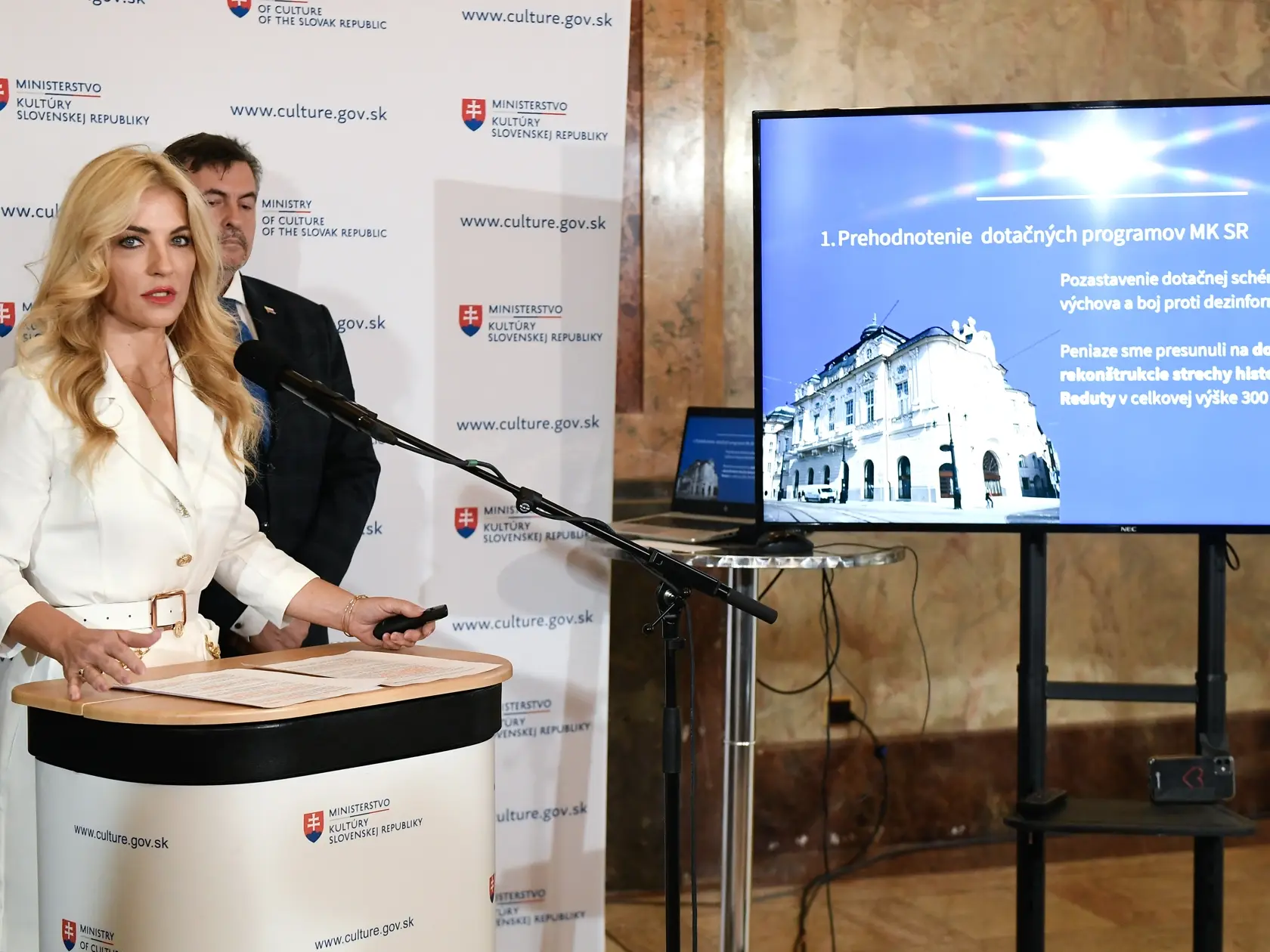 Na snímke ministerka kultúry SR Martina Šimkovičová (nominantka SNS) a  generálny tajomník služobného úradu Ministerstva kultúry SR Lukáš Machala počas vyhlásenia po kontrolnom dni na Ministerstve kultúry SR v pondelok 22. apríla 2024 v Bratislave.