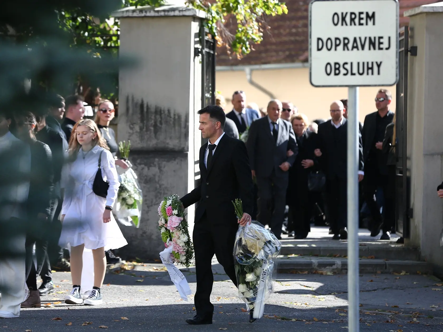Posledná rozlúčka s nadanou študentkou Broňou. V sobotu (8.10.) sa rozlúčili rodiny Mareka a Brone so svojími milovanými deťmi, vnúčatami, a súrodencami. Ich mladé životy vyhasli vinou opitého vodiča.