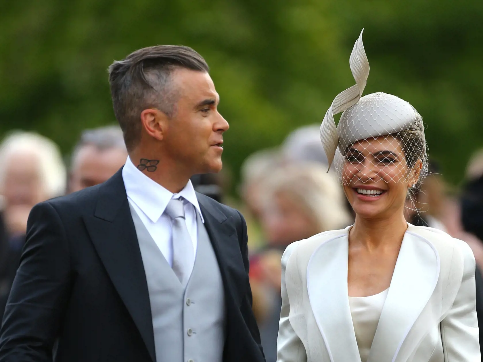 Robbie Williams na svadbe princeznej Eugenie s manželkou Aydou Field a dcérou Theodorou.