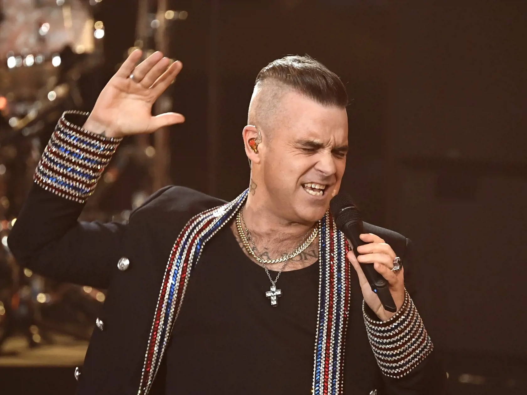 EBE 15 Berlín - Na snímke britský popový spevák  Robbie Williams vystupuje v rámci galavečera podujatia Srdce pre deti (Ein Herz für Kinder) v Berlíne 7. decembra 2019. FOTO TASR/AP
Singer Robbie Williams performs during the charity gala "Ein Herz fuer Kinder" (a heart for children) in Berlin, Germany, Saturday, Dec. 7, 2019. (AP Photo/Jens Meyer)