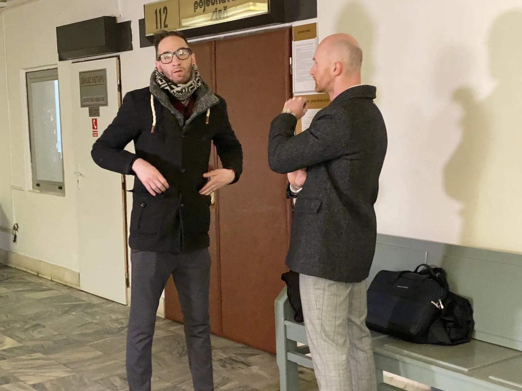Martin Durkáč (vľavo) na prešovskom okresnom súde pred pojednávacou miestnosťou so svojim obhajcom.