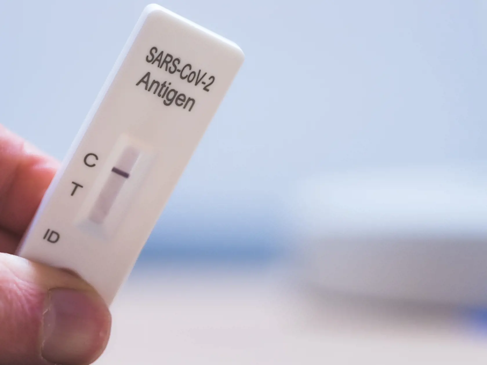 Ideálnym miestom v domácnosti, kde môžete skladovať testy je špajza alebo pivnica, prípadne skriňa na chladnejšom mieste. Ide o to, aby testy neboli uložené na mieste, kde dopadá slnečné žiarenie. Skladovanie testov pri vysokých teplotách môže nenávratne poškodiť tampón na odobratie vzorky a rovnako aj použité chemikálie v roztoku testu. To znamená, že v čase testovania by už výsledky neboli spoľahlivé, pretože chemické zloženie testu sa zmení.