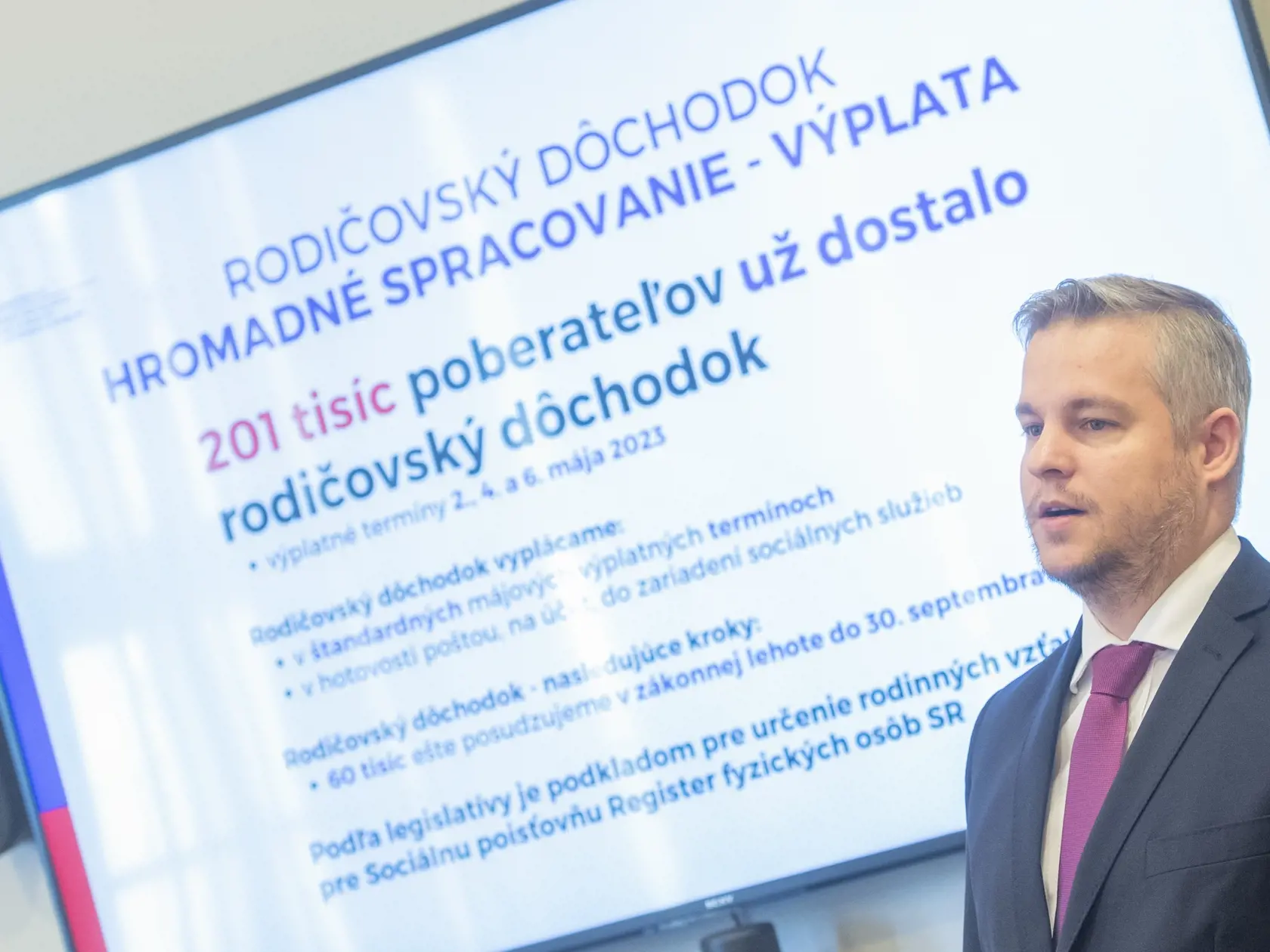 Na snímke generálny riaditeľ Sociálnej poisťovne Michal Ilko počas tlačovej konferencie na tému "Starobní dôchodcovia už dostávajú prvé rodičovské dôchodky" 5. mája 2023 v Bratislave. Štát vyplatí seniorom navyše k dôchodkom celkom 260 miliónov eur. FOTO TASR - Martin Baumann