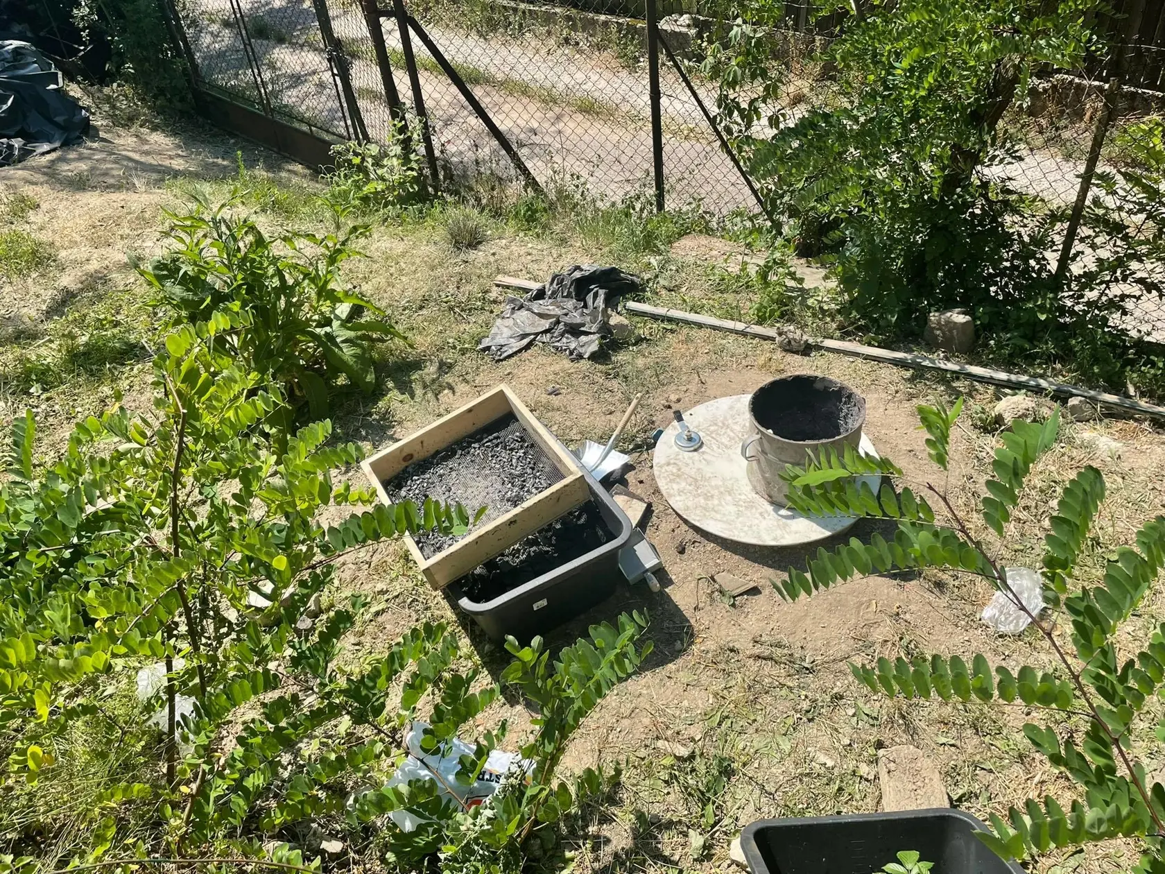 Takto vyzeralo miesto činu tri dni po incidente.