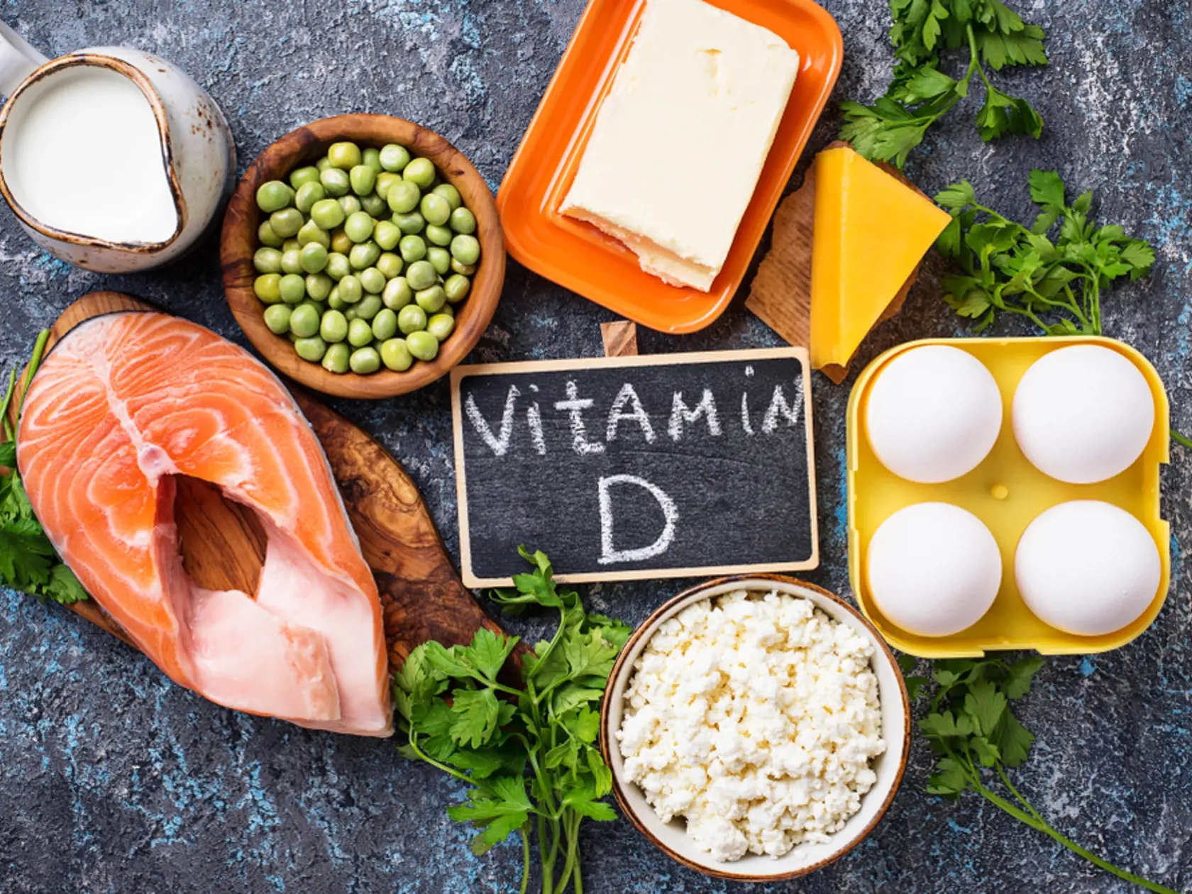 Mnoho potravín, ktoré konzumujeme, nemá žiadny alebo len málo prirodzene sa vyskytujúci vitamín D. Ryby, ako napríklad losos, mečúň alebo makrela, sú však výnimkami a môžu vám poskytnúť zdravé množstvo vitamínu D v jednej dávke. Ostatné mastné ryby, ako sú tuniaky a sardinky, majú déčko, ale v oveľa nižších množstvách. Malé množstvo sa nachádza vo vaječnom žĺtku, hovädzej pečeni a obohatených potravinách. V syroch je len minimálne.