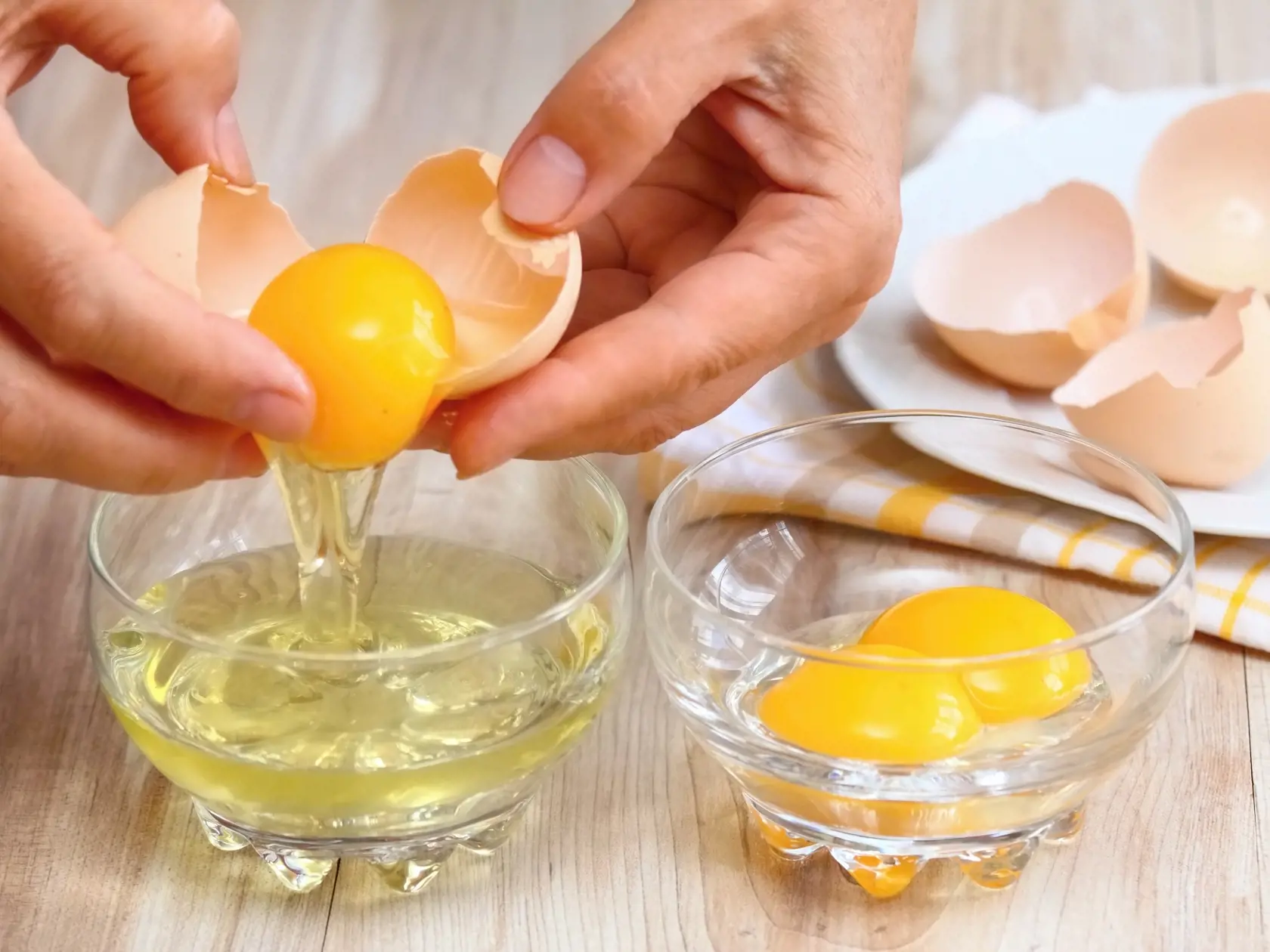 Vitamín D
Je nevyhnutný pre hustotu kostí, udržuje minerálnu rovnováhu medzi vápnikom a fosforom. V lete sa nevyhýbajte slnku a ak máte možnosť vystaviť pokožku slnku aj v zime, nepremeškajte ju! Z potravín získame asi len 5% D vitamínu, ale aj to je niečo. Nájdete ho v rybom oleji, vaječnom žĺtku, avokáde, bravčovej, teľacej či kuracej pečeni.