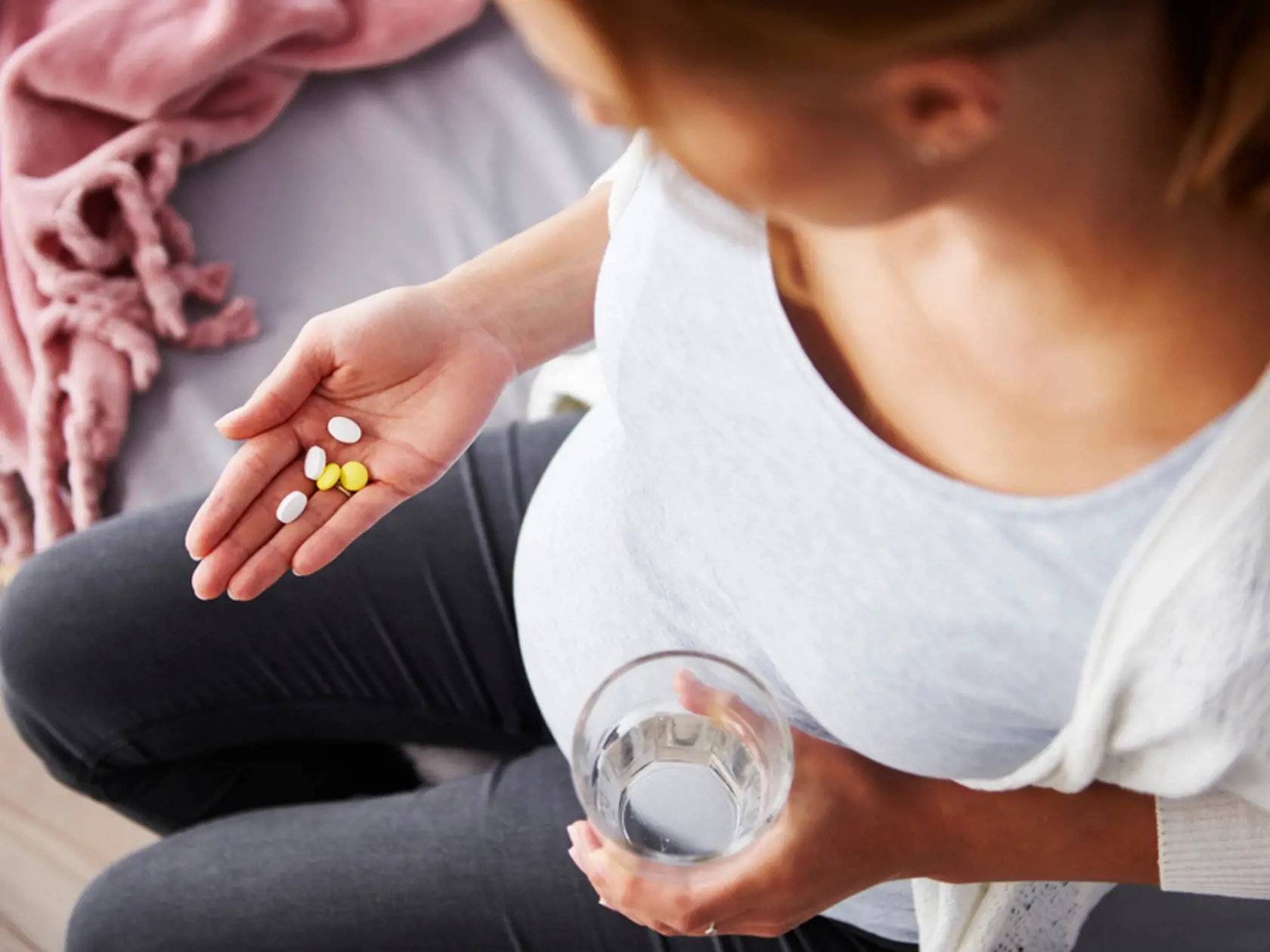 Čo sa však málo vie, že ak chceme doplniť vitamín D kvôli vstrebávaniu vápnika, tak je potrebné prijímať aj špecifický vitamín K2. Ak dopĺňame len déčko, ako výživový doplnok, vápnik sa môže ukladať do tkanív mimo kostí, napríklad do stien ciev.
