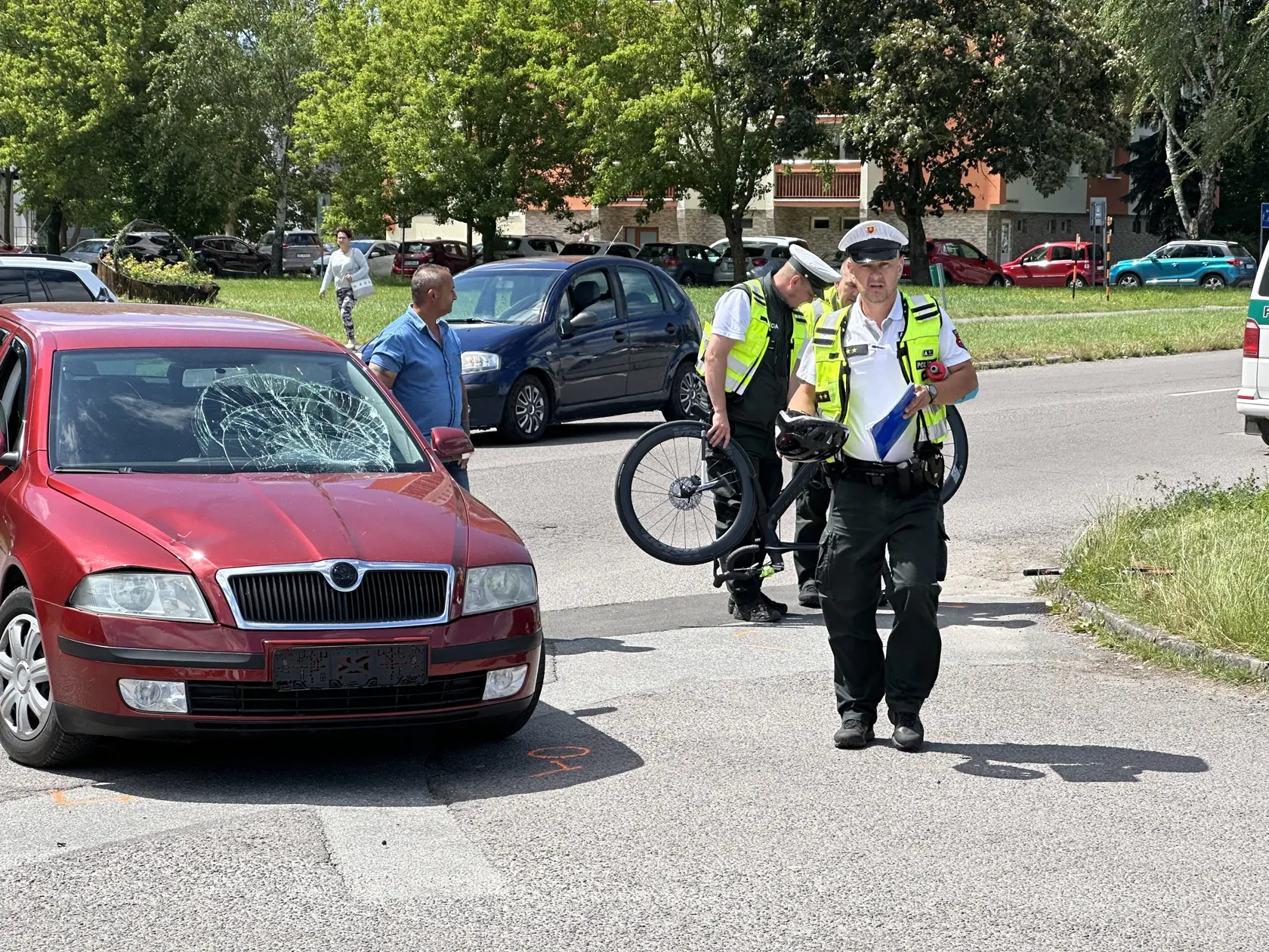 Podľa doterajších informácií mal cyklista na ušiach slúchadlá.