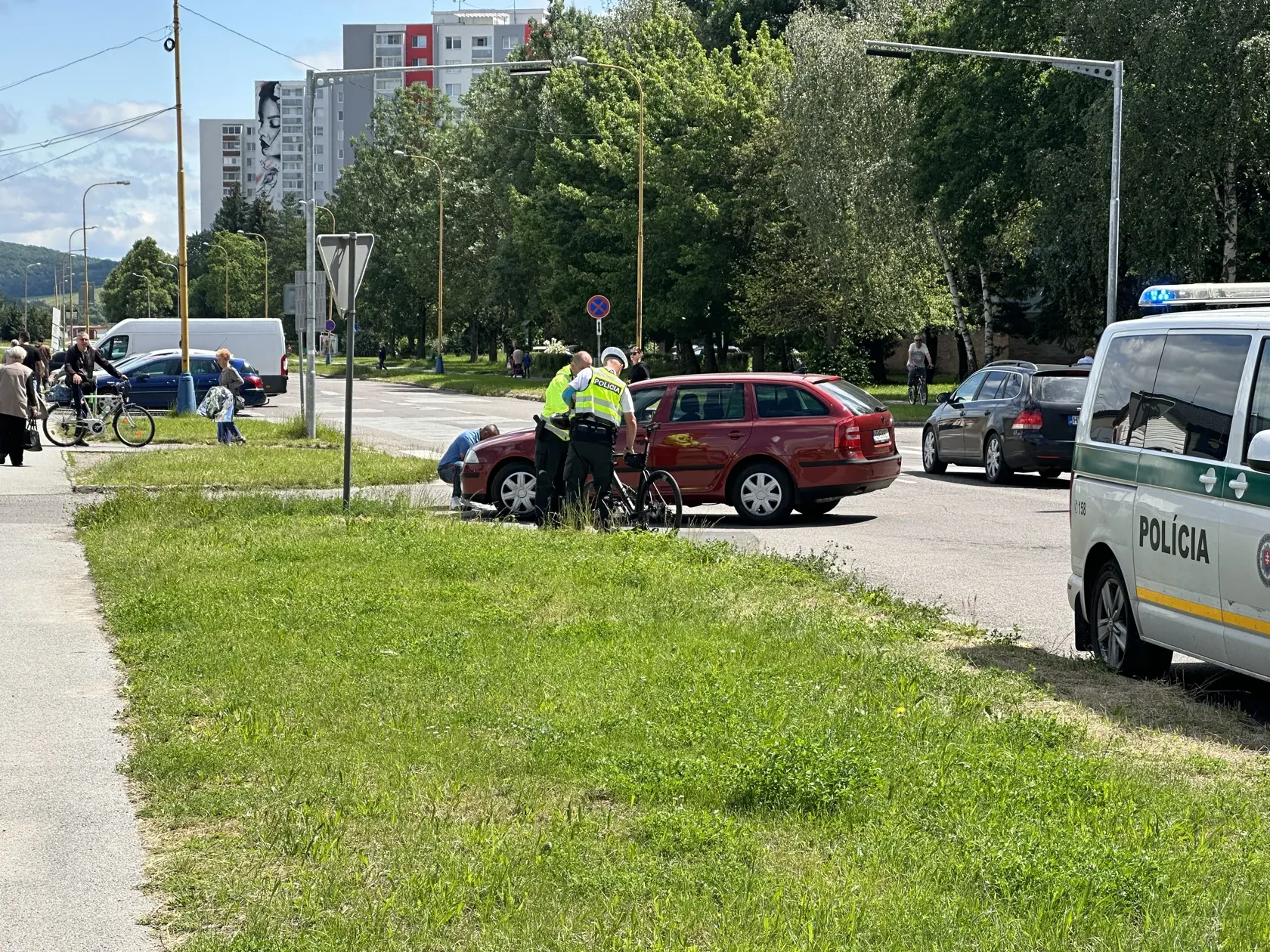 Podľa doterajších informácií mal cyklista na ušiach slúchadlá.