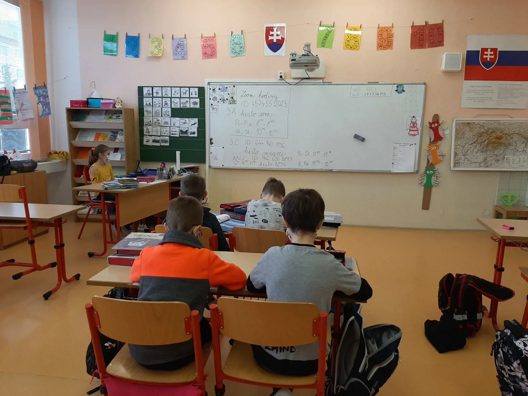Na väčšine Slovenska môžu od pondelka nastúpiť deti do materských škôl, 1. stupňa ZŠ a končiace ročníky SŠ. Podmienkou je negatívny test rodiča alebo školáka.o