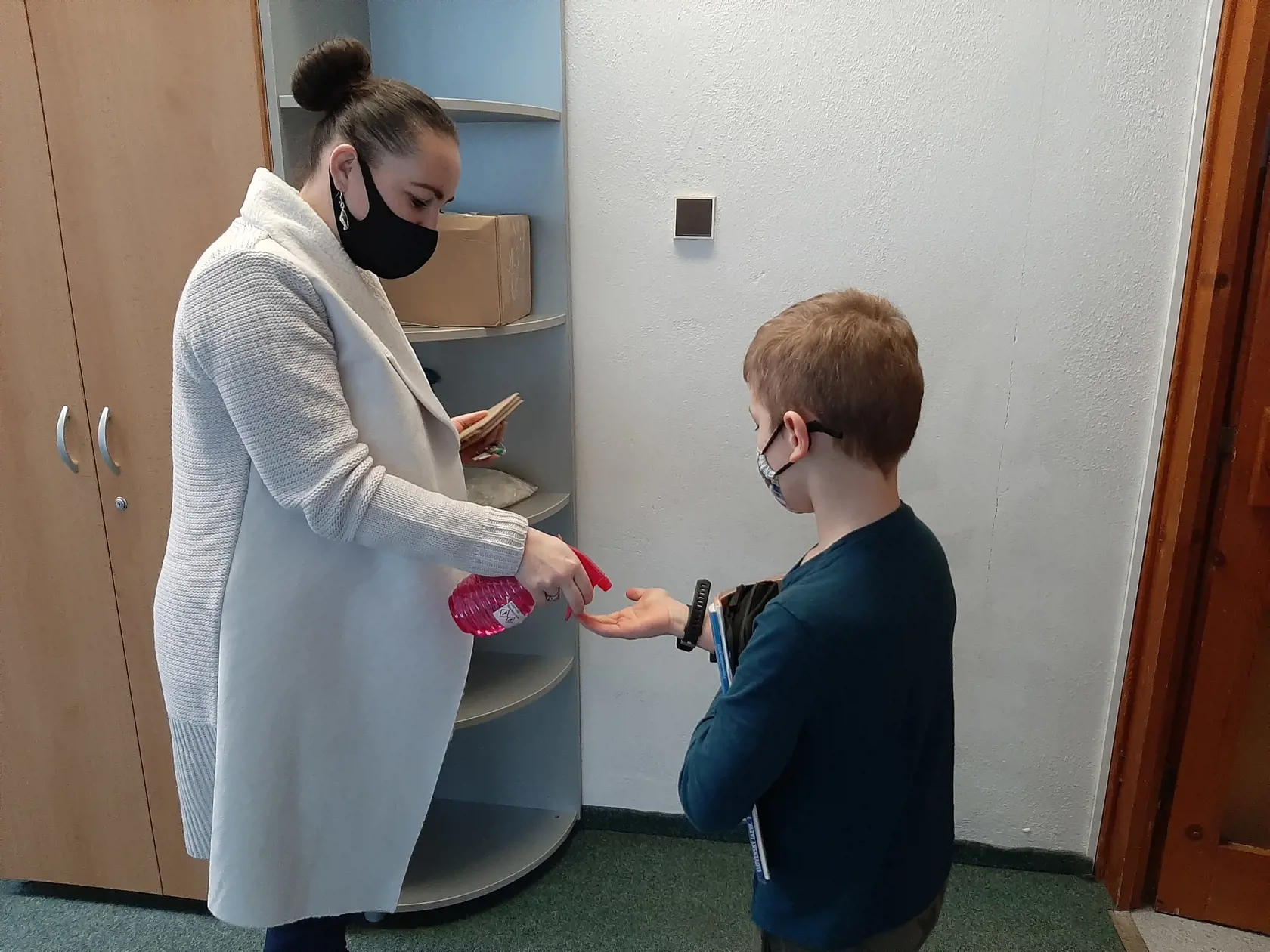 Na väčšine Slovenska môžu od pondelka nastúpiť deti do materských škôl, 1. stupňa ZŠ a končiace ročníky SŠ. Podmienkou je negatívny test rodiča alebo školáka.