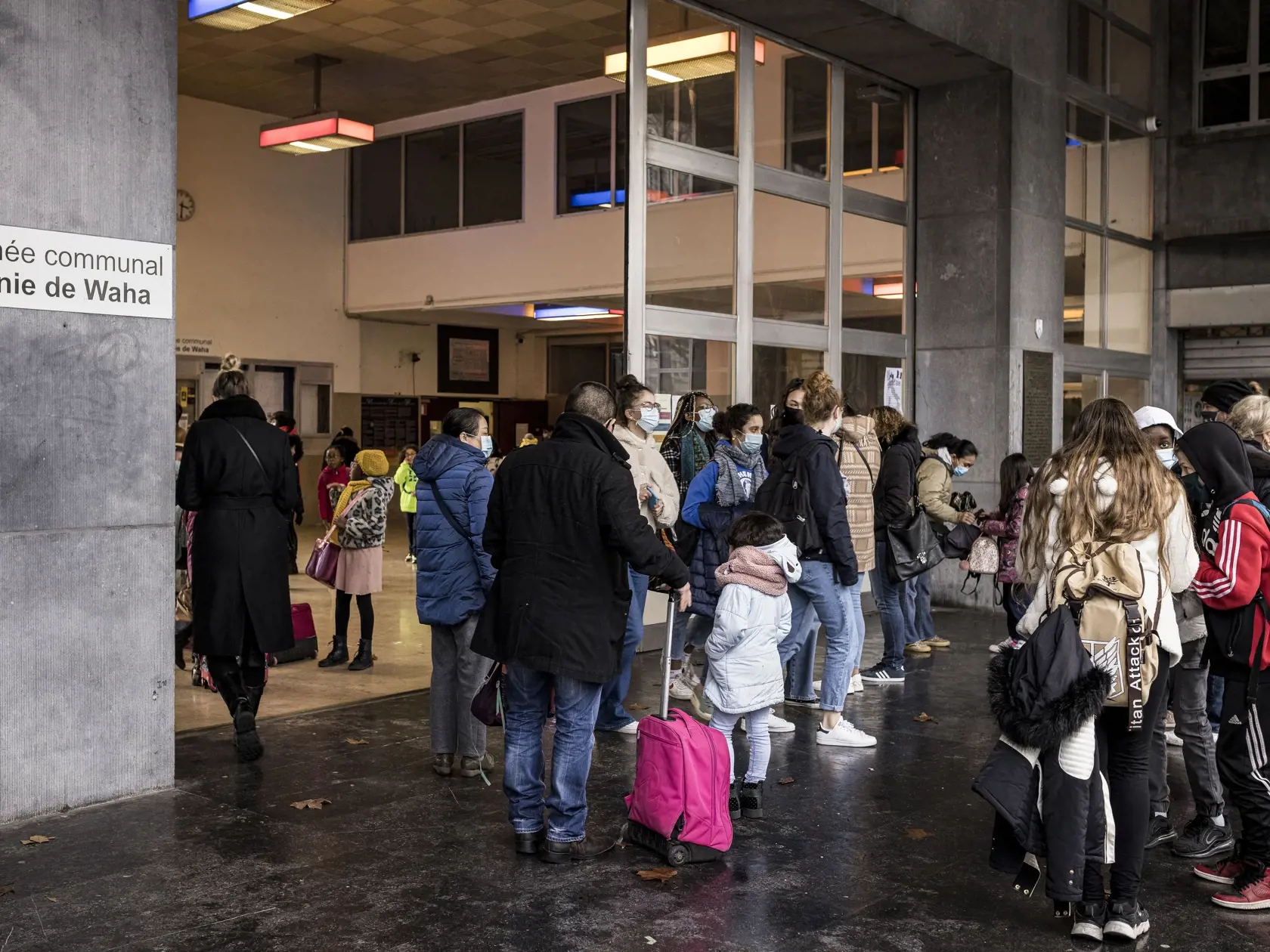 Na väčšine Slovenska môžu od pondelka nastúpiť deti do materských škôl, 1. stupňa ZŠ a končiace ročníky SŠ. Podmienkou je negatívny test rodiča alebo školáka.