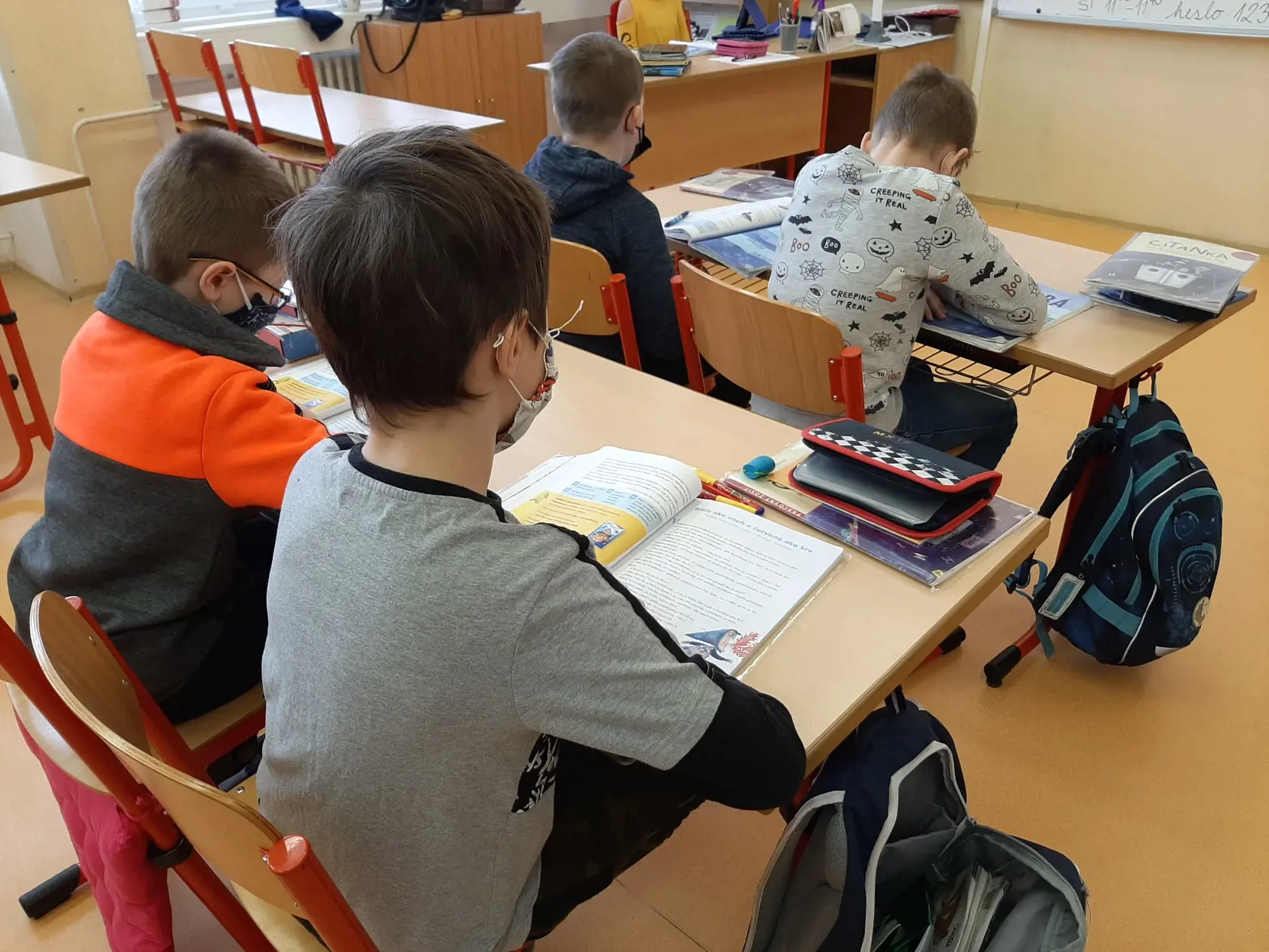 Na väčšine Slovenska môžu od pondelka nastúpiť deti do materských škôl, 1. stupňa ZŠ a končiace ročníky SŠ. Podmienkou je negatívny test rodiča alebo školáka.