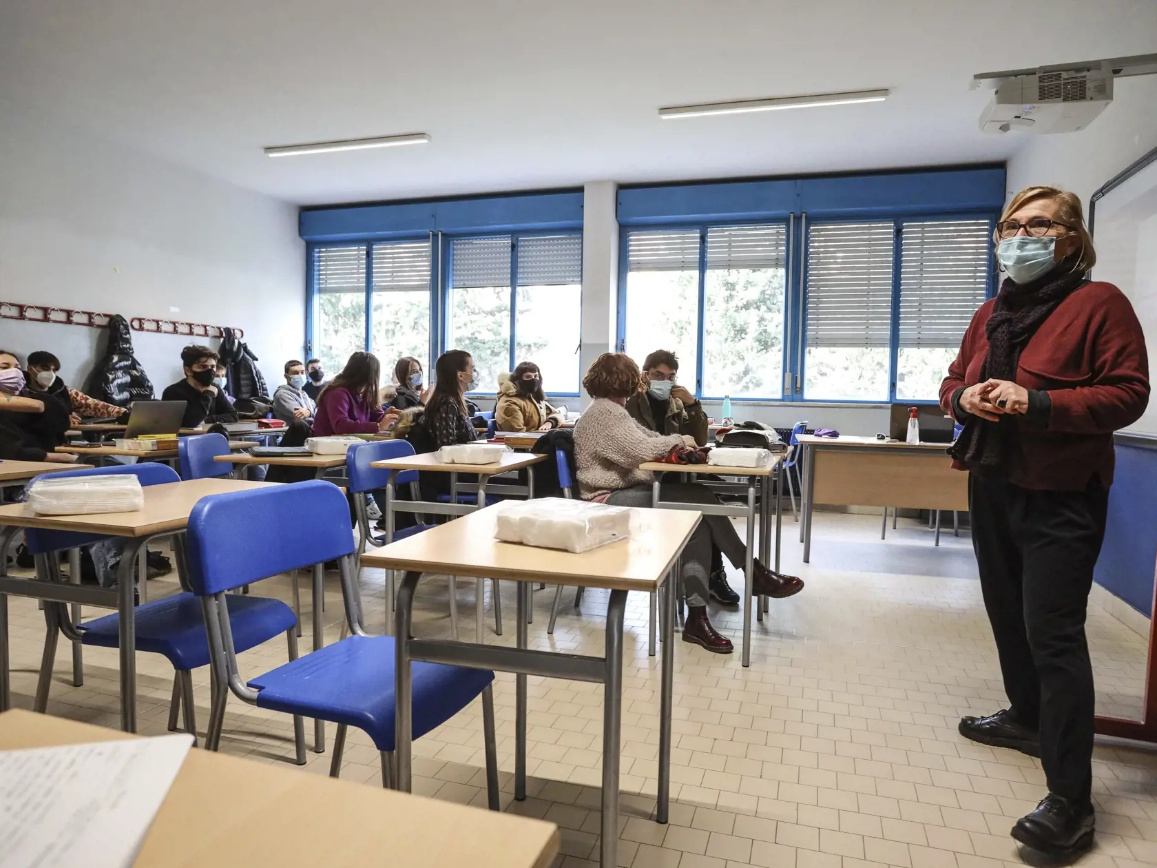 Na väčšine Slovenska môžu od pondelka nastúpiť deti do materských škôl, 1. stupňa ZŠ a končiace ročníky SŠ. Podmienkou je negatívny test rodiča alebo školáka.
