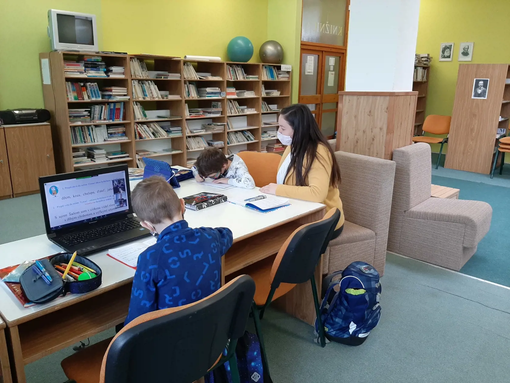 Na väčšine Slovenska môžu od pondelka nastúpiť deti do materských škôl, 1. stupňa ZŠ a končiace ročníky SŠ. Podmienkou je negatívny test rodiča alebo školáka.
