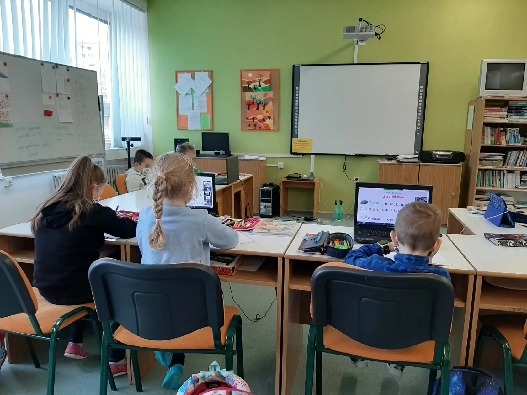 Na väčšine Slovenska môžu od pondelka nastúpiť deti do materských škôl, 1. stupňa ZŠ a končiace ročníky SŠ. Podmienkou je negatívny test rodiča alebo školáka.