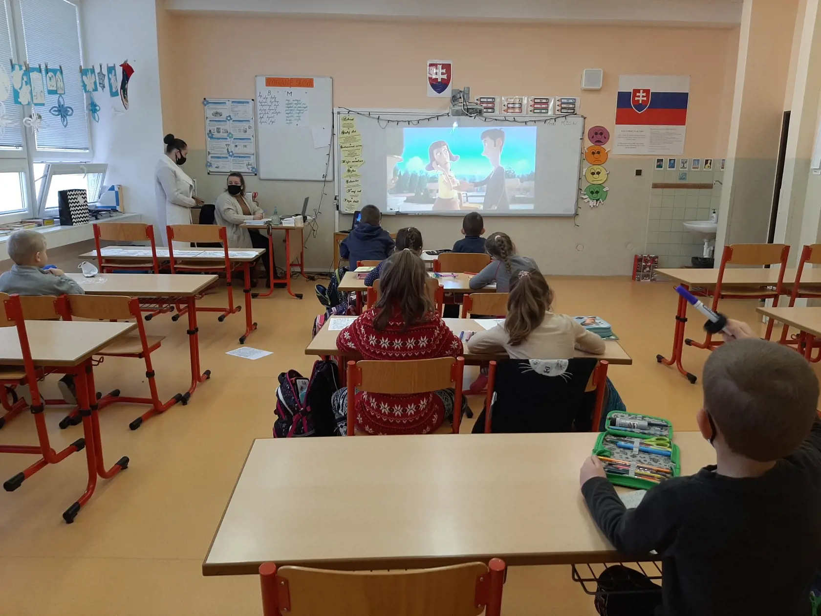 Na väčšine Slovenska môžu od pondelka nastúpiť deti do materských škôl, 1. stupňa ZŠ a končiace ročníky SŠ. Podmienkou je negatívny test rodiča alebo školáka.