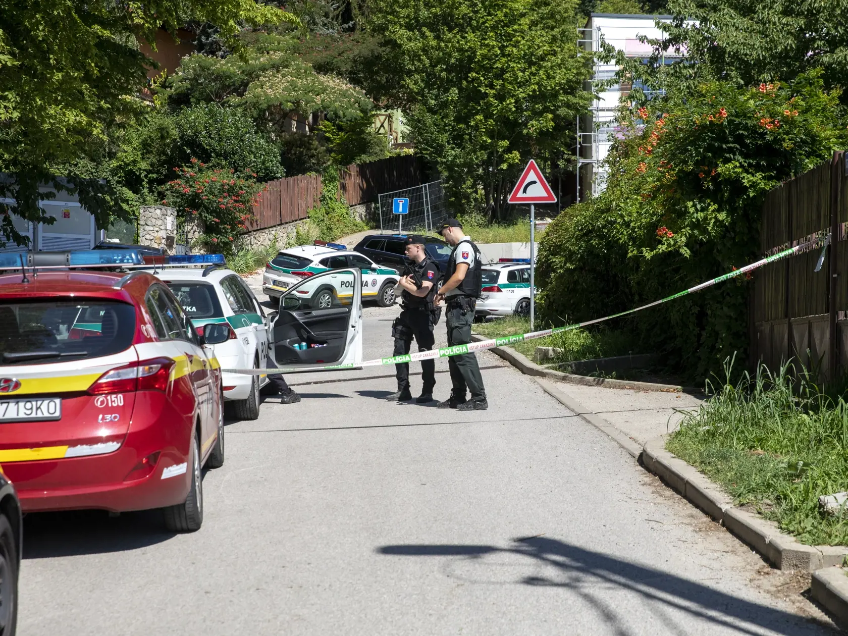 Na síimke sú policajti a záchranné zložky na Neronetovej ulici v Bratislave, kde sa strieľalo. 