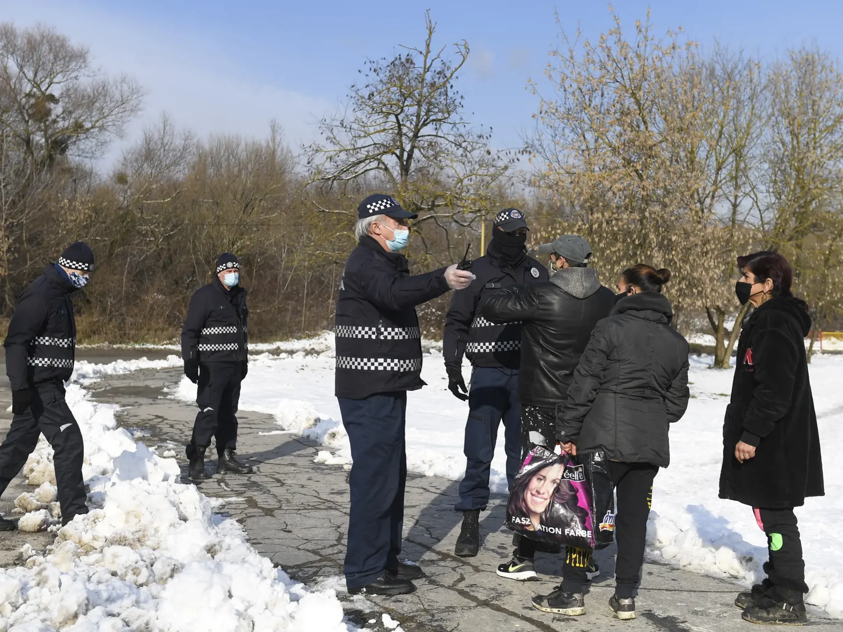Polícia bude kontrolovať negatívne testy na koronavírus. Za porušenie zákazu vychádzania hrozí mastná pokuta 1000 eur.